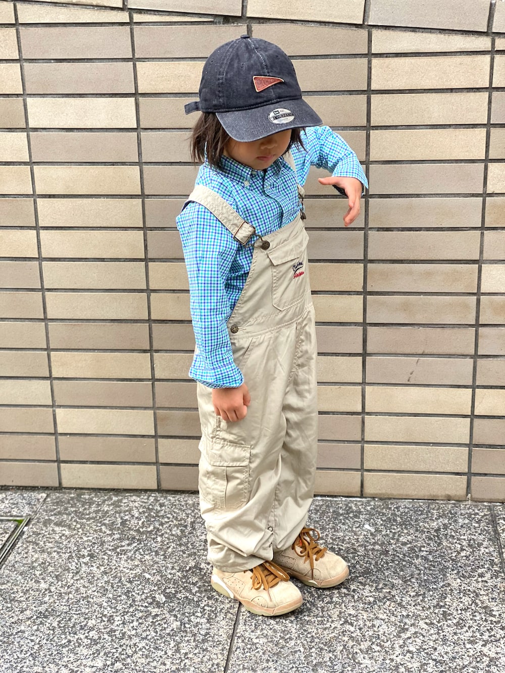 その他のシャツ/ブラウス、ベージュ系のサロペット/オーバーオール、ベージュ系のスニーカーを着用したキッズの秋コーディネートの2枚目の写真