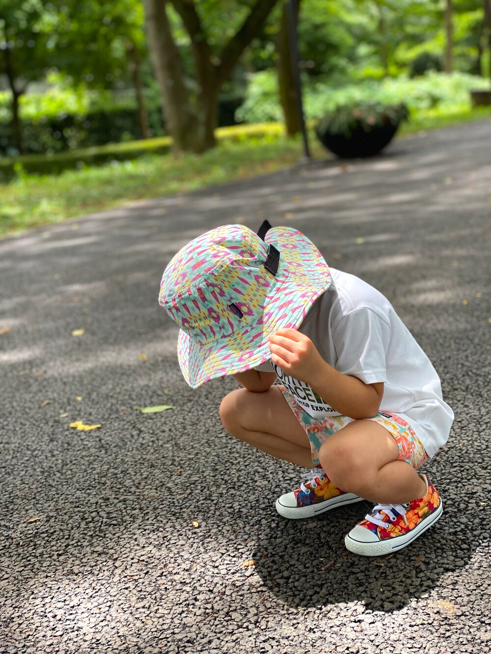 ホワイト系のTシャツ/カットソー、その他のその他パンツ、その他のスニーカーを着用したキッズの夏コーディネートの5枚目の写真