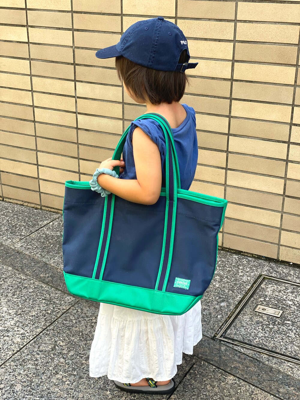 「ポロベアー、ラルフローレン、GU、ロングスカート、白スカート、古着、ポーターガール、ビッグトート、夏コーデ、キャップ、グリーン、スカート、カジュアルコーデ」｜「POLO RALPH LAURENのアイテム（キャップ、ブルー系）」を使った、Rin&Rayさん（キッズ・100cm）の夏コーディネートの4枚目の写真