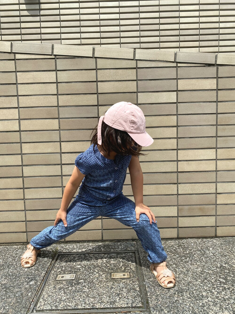 「夏コーデ、お散歩コーデ、休日スタイル、サロペット、サンダル、キャップ、ピンク、ブルー」｜「L.O.G.Gのアイテム（サロペット/オーバーオール、ブルー系）」を使った、Rin&Rayさん（キッズ・100cm）の夏コーディネートの4枚目の写真