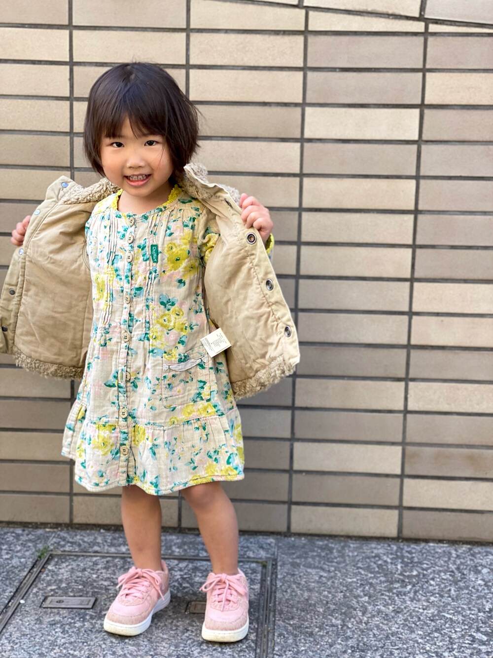 「春コーデ、キッズコーデ、花柄、花柄ワンピース、黄色、ピンク、ベスト、裸足にスニーカー、ジョジョ立ち」｜「DIESELのアイテム（ベスト、ベージュ系）」を使った、Rin&Rayさん（キッズ・100cm）の春コーディネートの4枚目の写真