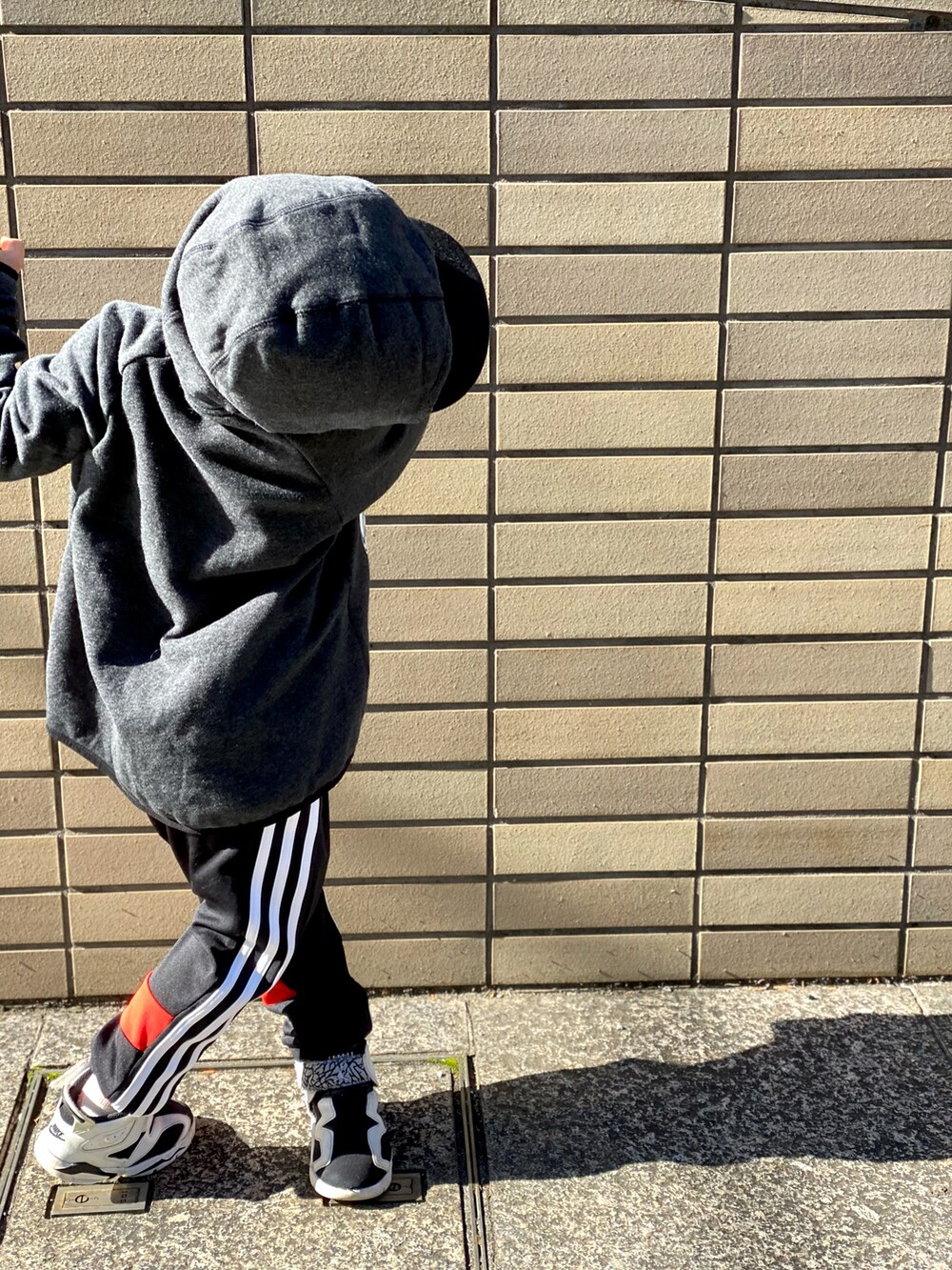 ブラック系のパーカー、ブラック系のTシャツ/カットソー、ブラック系のその他パンツを着用したキッズの秋コーディネートの4枚目の写真