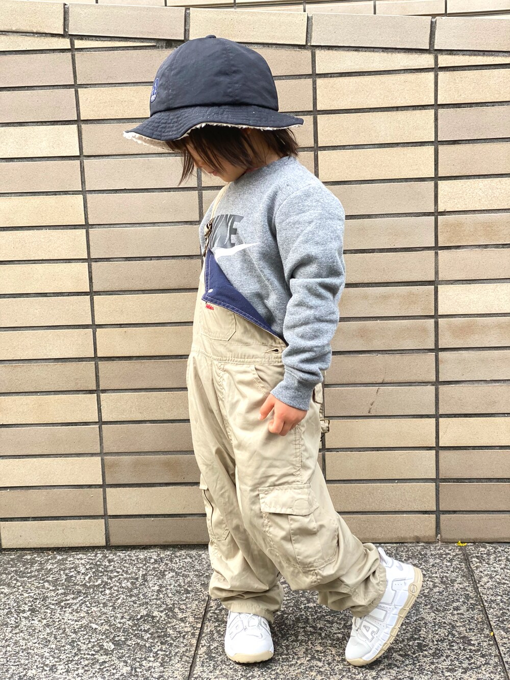 「キッズファッション、オーバーオール、オシュコシュ、サロペット、NIKE、モアテン、スウェット、ハット、オーシャンパシフィック、モアアップテンポ、ロゴスウェット」｜「Ocean Pacificのアイテム（ハット、ブラック系）」を使った、Rin&Rayさん（キッズ・100cm）の秋コーディネートの2枚目の写真