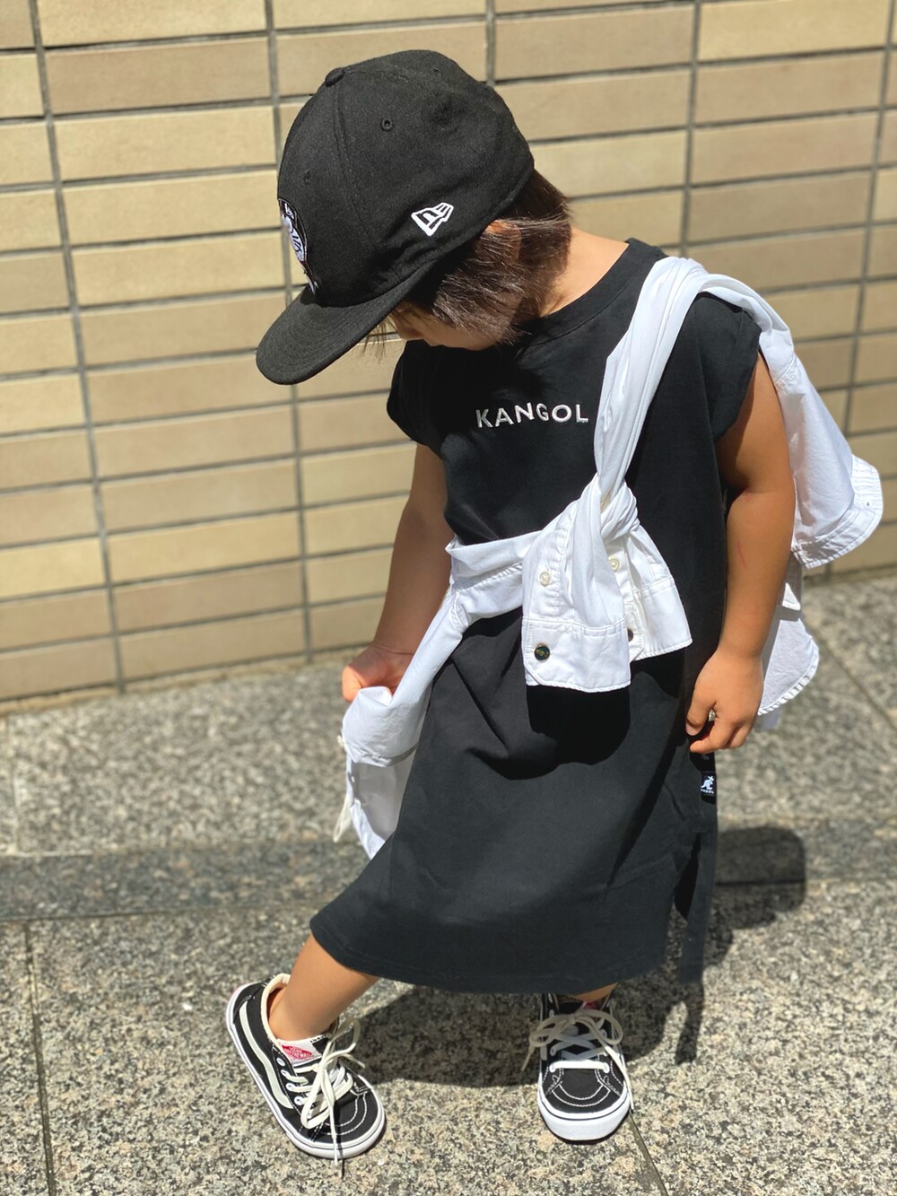 「たすき掛け、シャツスタイル、Tシャツ、Tシャツワンピ、バンズ、スニーカー、ブラック×ホワイト、ニューエラ、カンゴール、夏コーデ、scotch&soda、カジュアルコーデ、キャップ、ロゴT、モノトーン」｜「NEW ERAのニューエラ KIDS ドラえもん シッティング（キャップ、ブラック系）」を使った、Rin&Rayさん（キッズ・100cm）の夏コーディネートの3枚目の写真