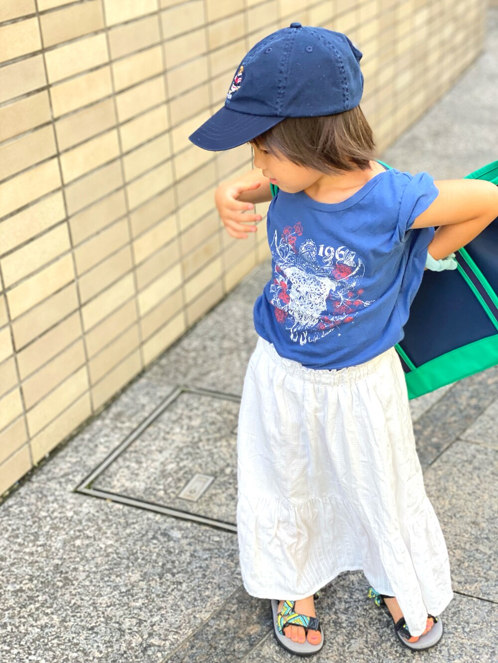 「ポロベアー、ラルフローレン、GU、ロングスカート、白スカート、古着、ポーターガール、ビッグトート、夏コーデ、キャップ、グリーン、スカート、カジュアルコーデ」｜「POLO RALPH LAURENのアイテム（キャップ、ブルー系）」を使った、Rin&Rayさん（キッズ・100cm）の夏コーディネートの3枚目の写真