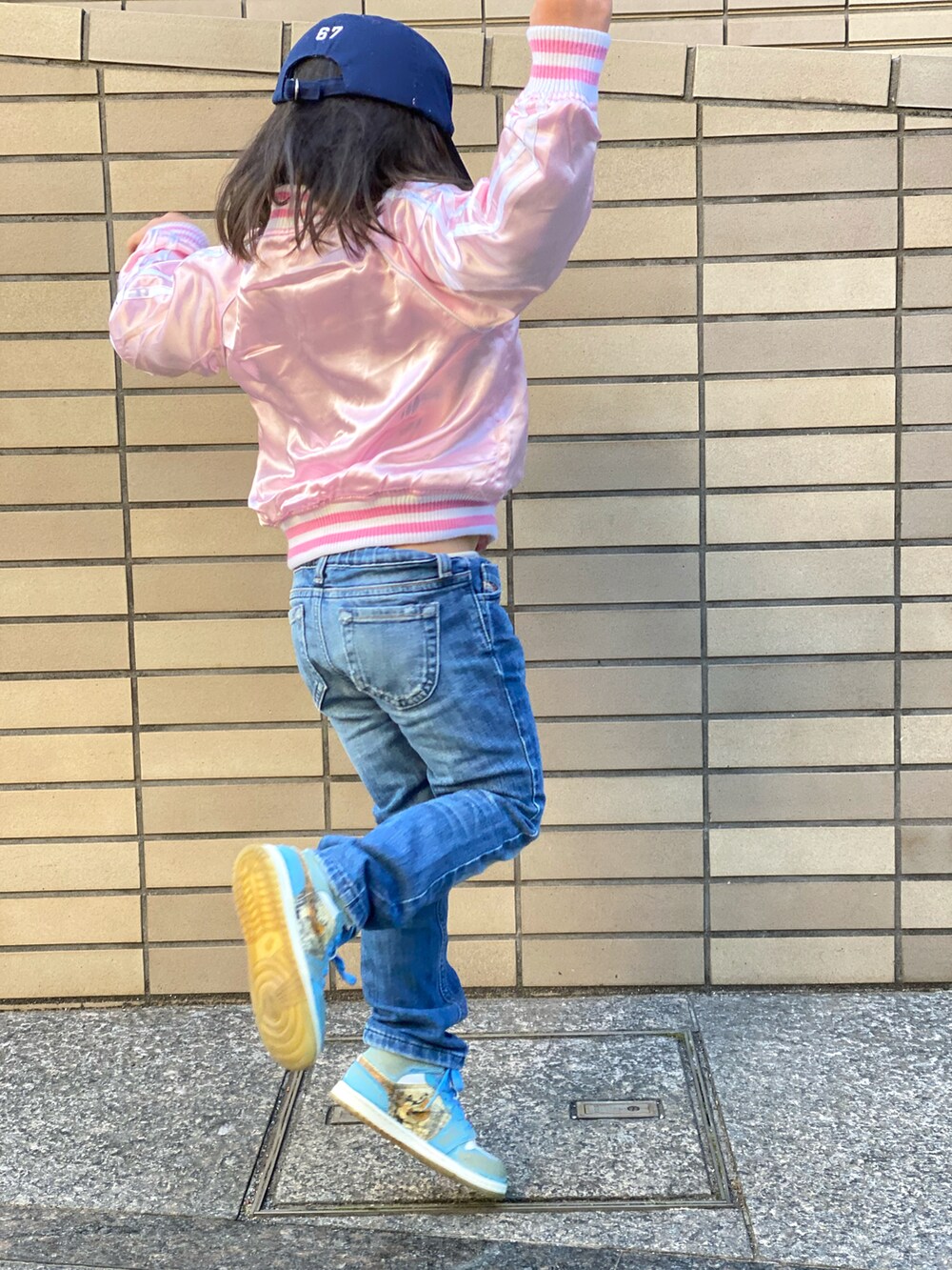「いまどきジャケット写真、キッズコーデ、春コーデ、女の子、スカジャン、AIR JORDAN、Diesel、Polo Ralph Lauren、キャップ、デニム、ジーンズ、ピンク」｜「POLO RALPH LAURENのアイテム（キャップ、ブルー系）」を使った、Rin&Rayさん（キッズ・100cm）の春コーディネートの4枚目の写真