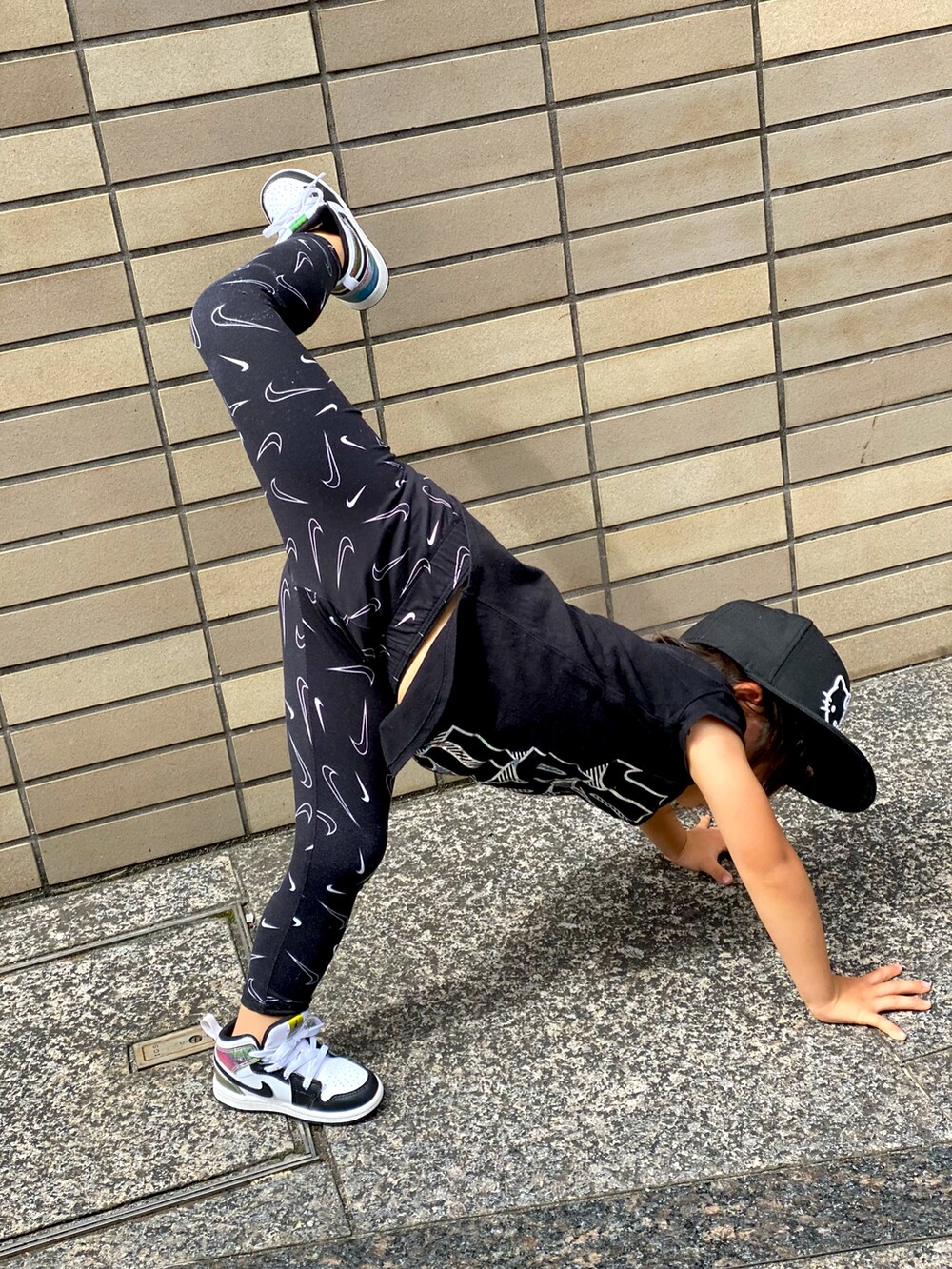 「ナイキ、エアジョーダン、エアジョーダン1、ニューエラ、キティーちゃん、スポーツミックス、Tシャツ、ブラック、モノトーン」｜「NEW ERAのアイテム（キャップ、ブラック系）」を使った、Rin&Rayさん（キッズ・100cm）の秋コーディネートの4枚目の写真
