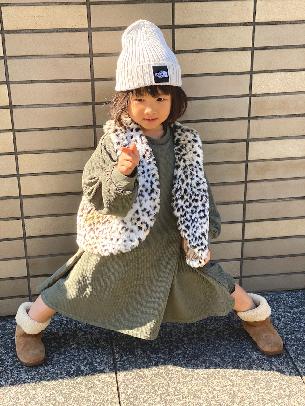 その他のベスト、グリーン系のTシャツ/カットソー、ブラウン系のブーツを着用したキッズの秋コーディネートの4枚目の写真