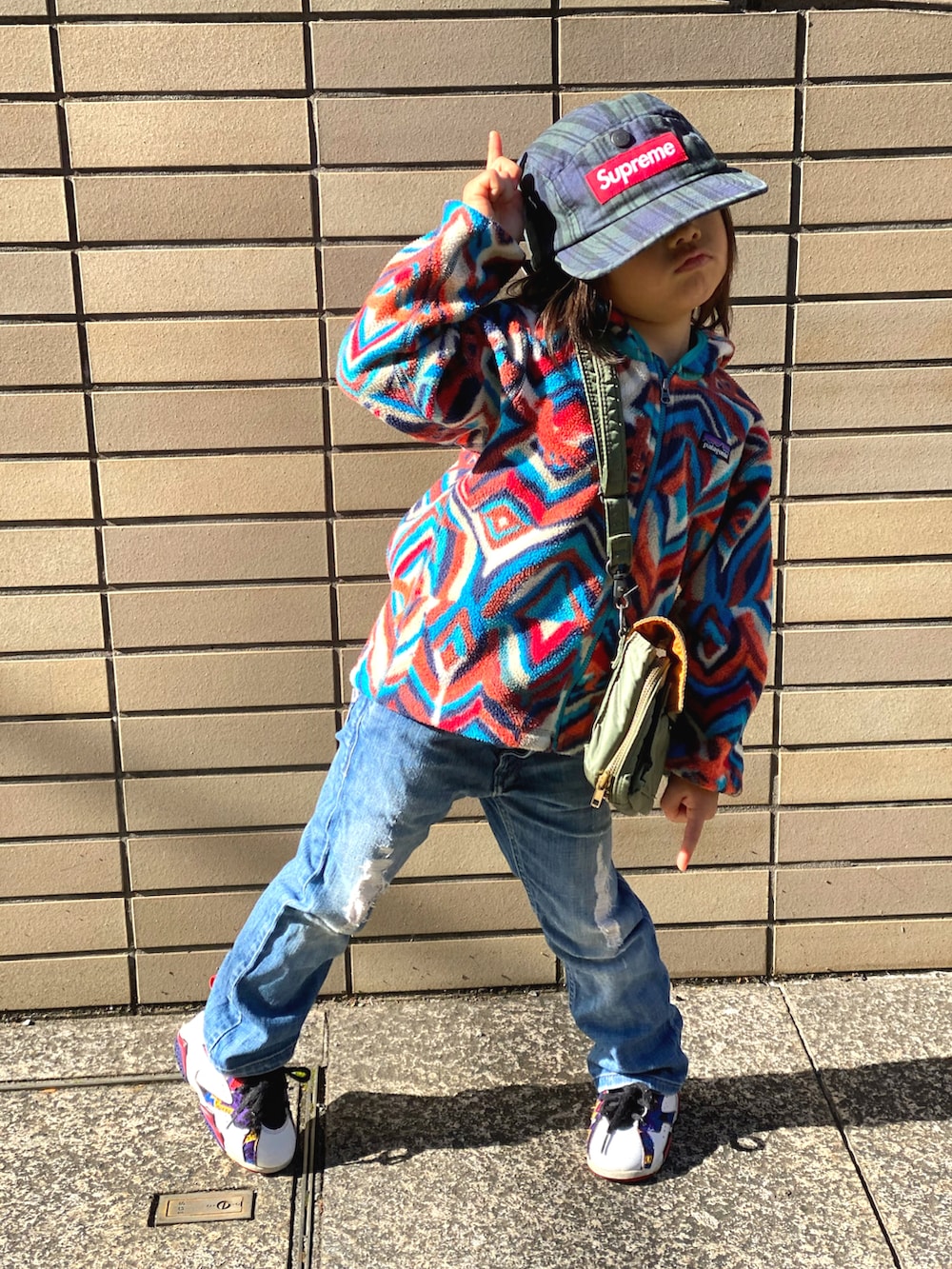 「未来のWEARISTAプロジェクト、デニム、デニムパンツ、パタゴニア、フリース、スニーカー、ジョーダン、supreme、キャップ、ストリート、古着MIX」｜「Supreme のアイテム（キャップ、グリーン系）」を使った、Rin&Rayさん（キッズ・100cm）の秋コーディネートの3枚目の写真