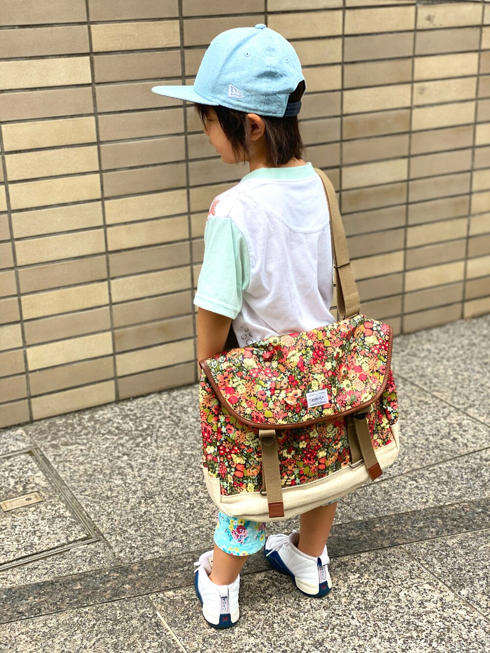 ホワイト系のTシャツ/カットソー、その他のショルダーバッグ、ホワイト系のスニーカーを着用したキッズの夏コーディネートの4枚目の写真