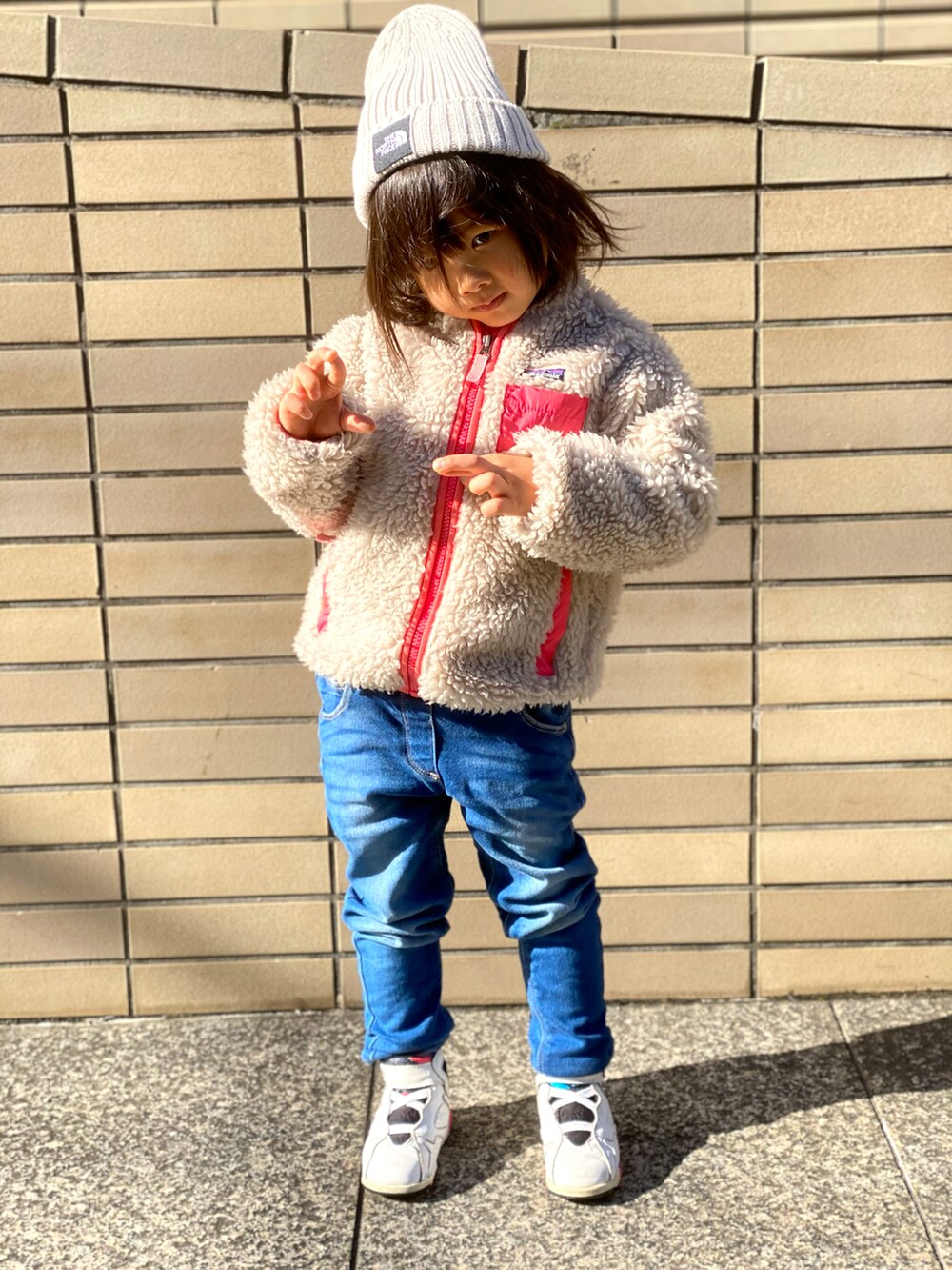 「キッズコーデ、古着MIX、パタゴニア、レトロX、デニム、ノースフェイス、フリース、ニット帽、スニーカー、ジョーダン、ストリート、THE NORTH FACE、モコモコアウター」｜「THE NORTH FACEのTHE NORTH FACE/ザ・ノース・フェイス/KIDS' CAPPUCHO LID/キッズ カプッチョリッド/HEADWEAR/ﾍｯﾄﾞｳｪｱ/NNJ41710/KIDS' CAPPUCHO LID（ニットキャップ/ビーニー、ベージュ系）」を使った、Rin&Rayさん（キッズ・100cm）の冬コーディネートの5枚目の写真