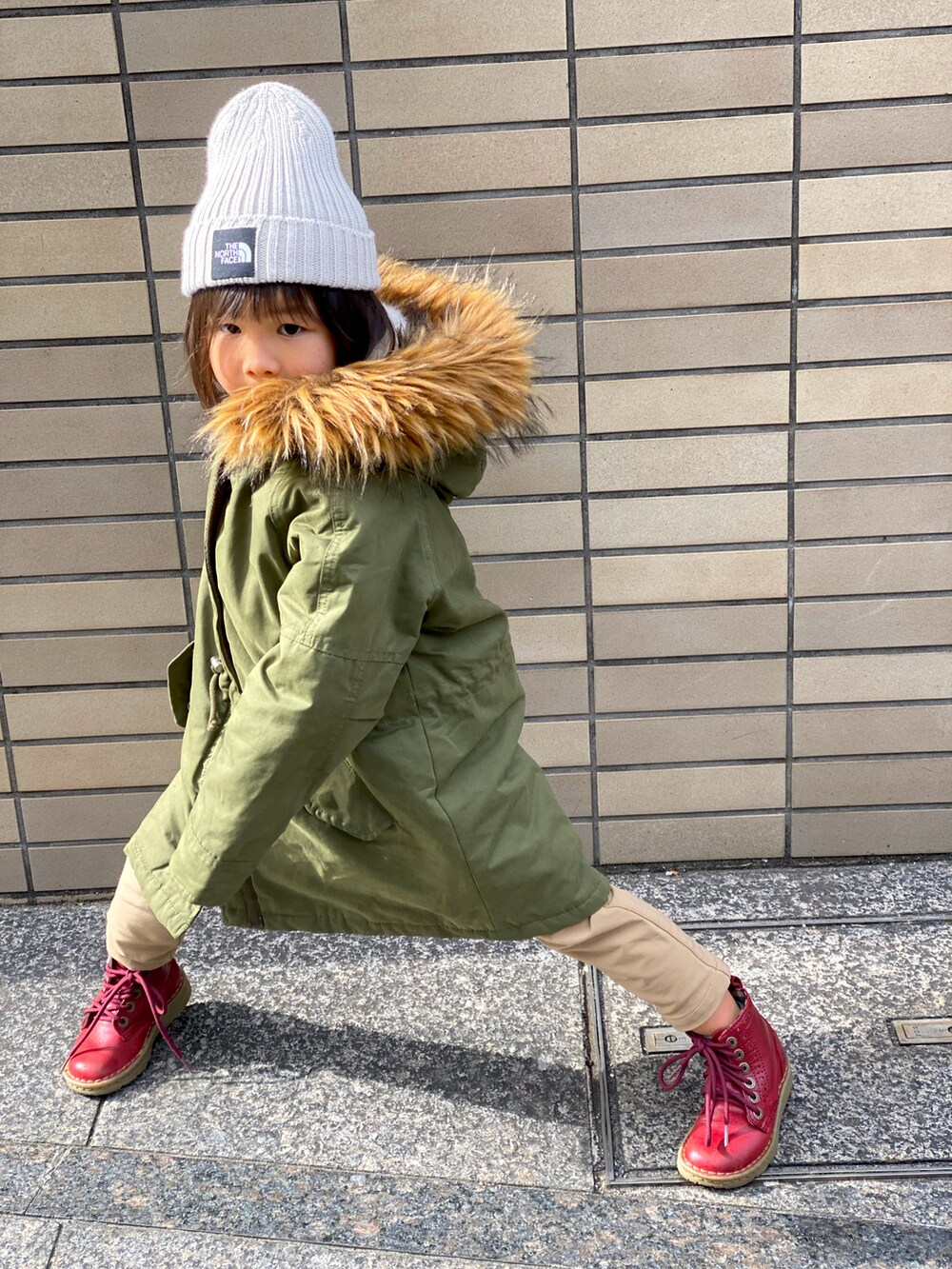 「私の推しブランド、キッズコーデ、ZARA KIDS、ZARA、THE NORTH FACE、ビッグシルエット、ニットキャップ、モッズコート、カーキ、ブーツ、バーブパンツ、モコモコアウター、Dr.Martens」｜「THE NORTH FACEのTHE NORTH FACE/ザ・ノース・フェイス/KIDS' CAPPUCHO LID/キッズ カプッチョリッド/HEADWEAR/ﾍｯﾄﾞｳｪｱ/NNJ41710/KIDS' CAPPUCHO LID（ニットキャップ/ビーニー、ベージュ系）」を使った、Rin&Rayさん（キッズ・100cm）の冬コーディネートの3枚目の写真