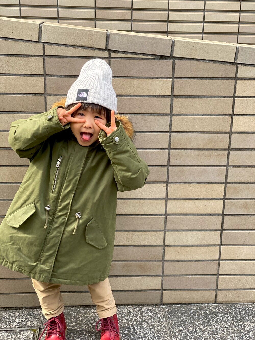 「私の推しブランド、キッズコーデ、ZARA KIDS、ZARA、THE NORTH FACE、ビッグシルエット、ニットキャップ、モッズコート、カーキ、ブーツ、バーブパンツ、モコモコアウター、Dr.Martens」｜「THE NORTH FACEのTHE NORTH FACE/ザ・ノース・フェイス/KIDS' CAPPUCHO LID/キッズ カプッチョリッド/HEADWEAR/ﾍｯﾄﾞｳｪｱ/NNJ41710/KIDS' CAPPUCHO LID（ニットキャップ/ビーニー、ベージュ系）」を使った、Rin&Rayさん（キッズ・100cm）の冬コーディネートの5枚目の写真