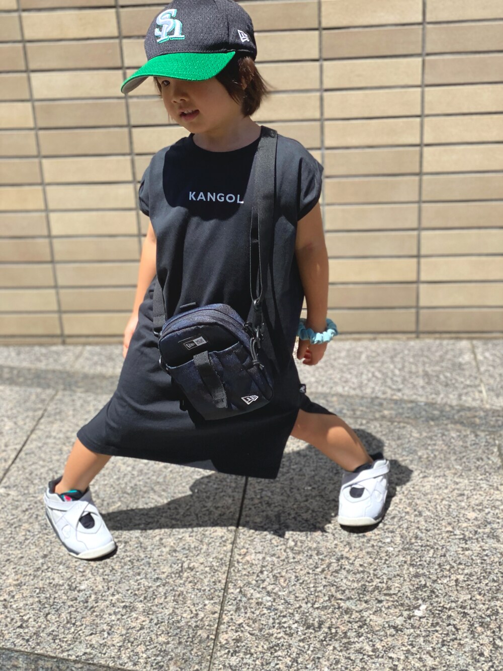 「エアジョーダン、休日コーデ、買い物コーデ、Tシャツワンピ、黒、夏、ニューエラ、ショルダーバッグ、ポーチ、グリーン、カジュアルコーデ、キャップ、真夏のアクティブスタイル、ロゴT」｜「NEW ERAのアイテム（キャップ、グリーン系）」を使った、Rin&Rayさん（キッズ・100cm）の夏コーディネートの3枚目の写真