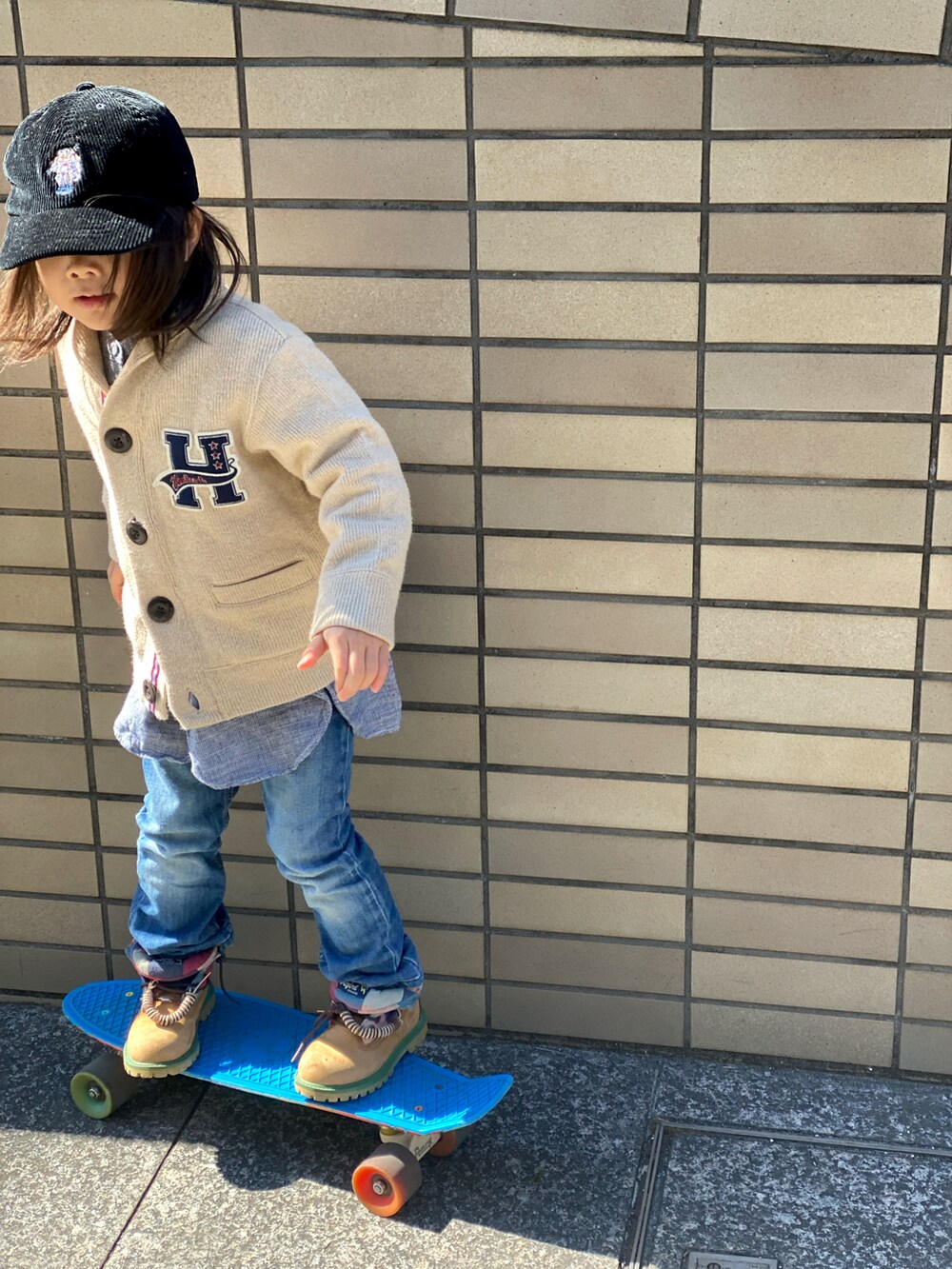 「プチプラ、春コーデ、キャップ、カーディガン、カジュアルコーデ、ジーンズ、コーデュロイ、デニム、ブーツ、Timberland、Polo Ralph Lauren、古着MIX」｜「POLO RALPH LAURENのアイテム（キャップ、ブラック系）」を使った、Rin&Rayさん（キッズ・100cm）の冬コーディネートの3枚目の写真