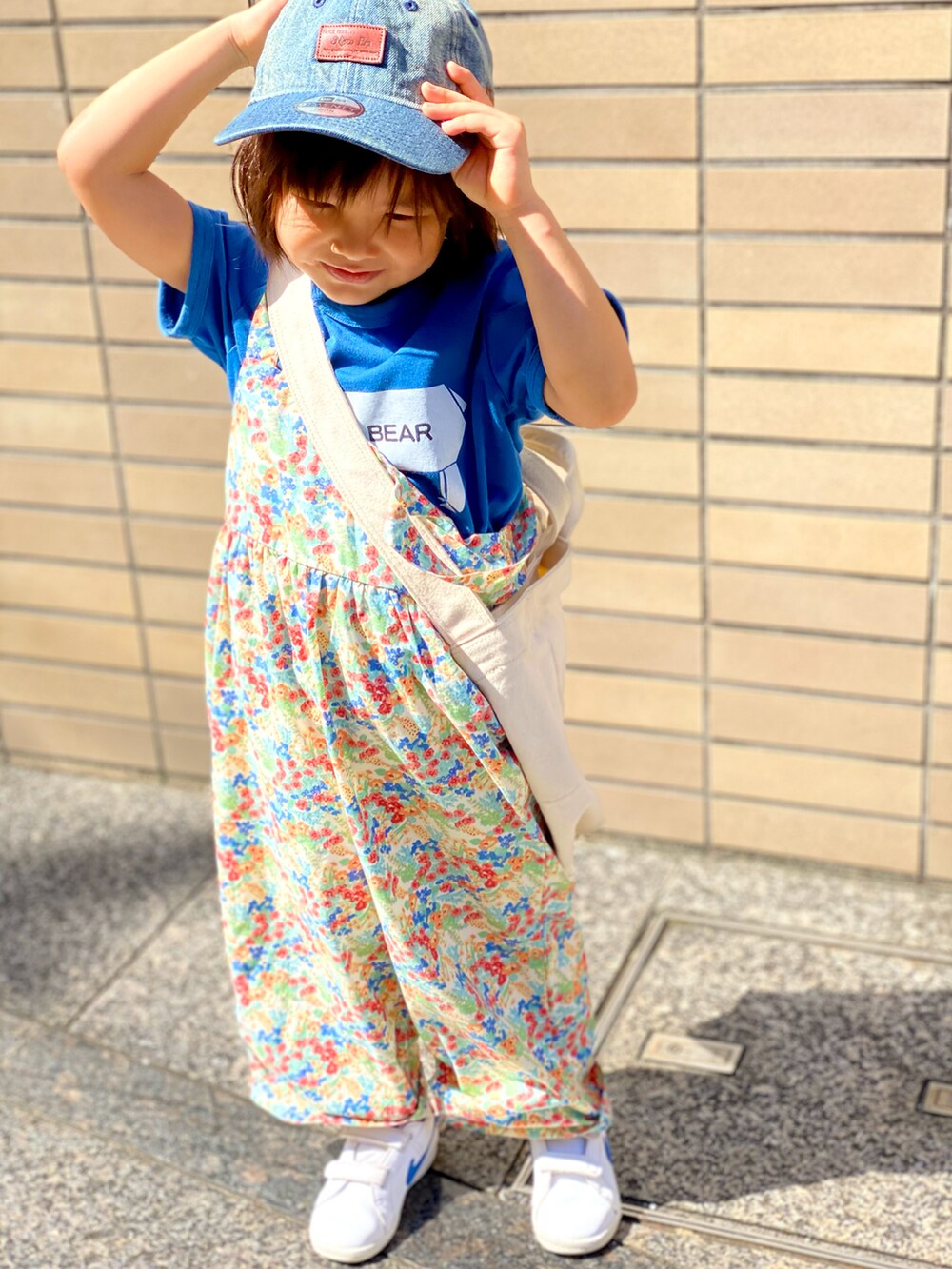 「サロペット、ポーター、スニーカー、ナイキ、ショルダーバッグ、トートバッグ、花柄、キャップ、ニューエラ、古着MIX」｜「HELLY HANSENのアイテム（Tシャツ/カットソー、ブルー系）」を使った、Rin&Rayさん（キッズ・100cm）の秋コーディネートの3枚目の写真