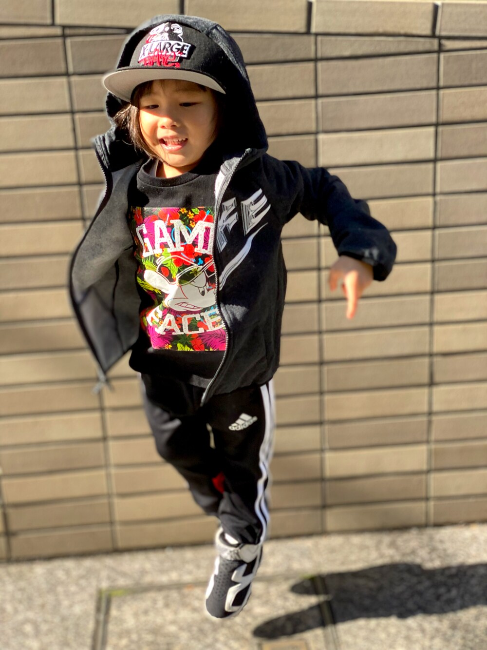 ブラック系のパーカー、ブラック系のTシャツ/カットソー、ブラック系のその他パンツを着用したキッズの秋コーディネートの5枚目の写真