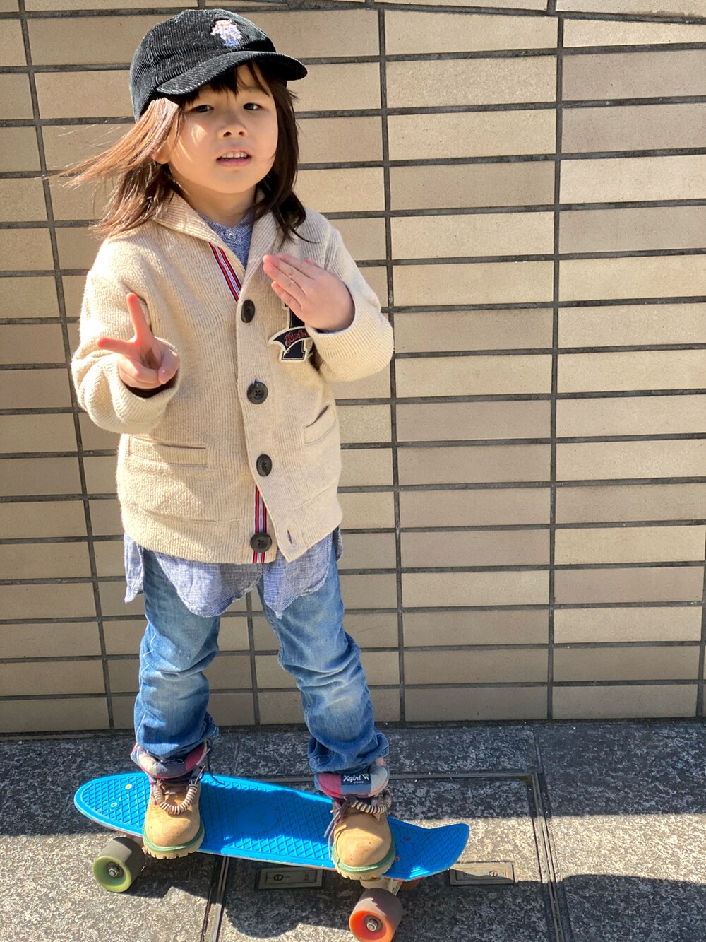 「プチプラ、春コーデ、キャップ、カーディガン、カジュアルコーデ、ジーンズ、コーデュロイ、デニム、ブーツ、Timberland、Polo Ralph Lauren、古着MIX」｜「POLO RALPH LAURENのアイテム（キャップ、ブラック系）」を使った、Rin&Rayさん（キッズ・100cm）の冬コーディネートの4枚目の写真
