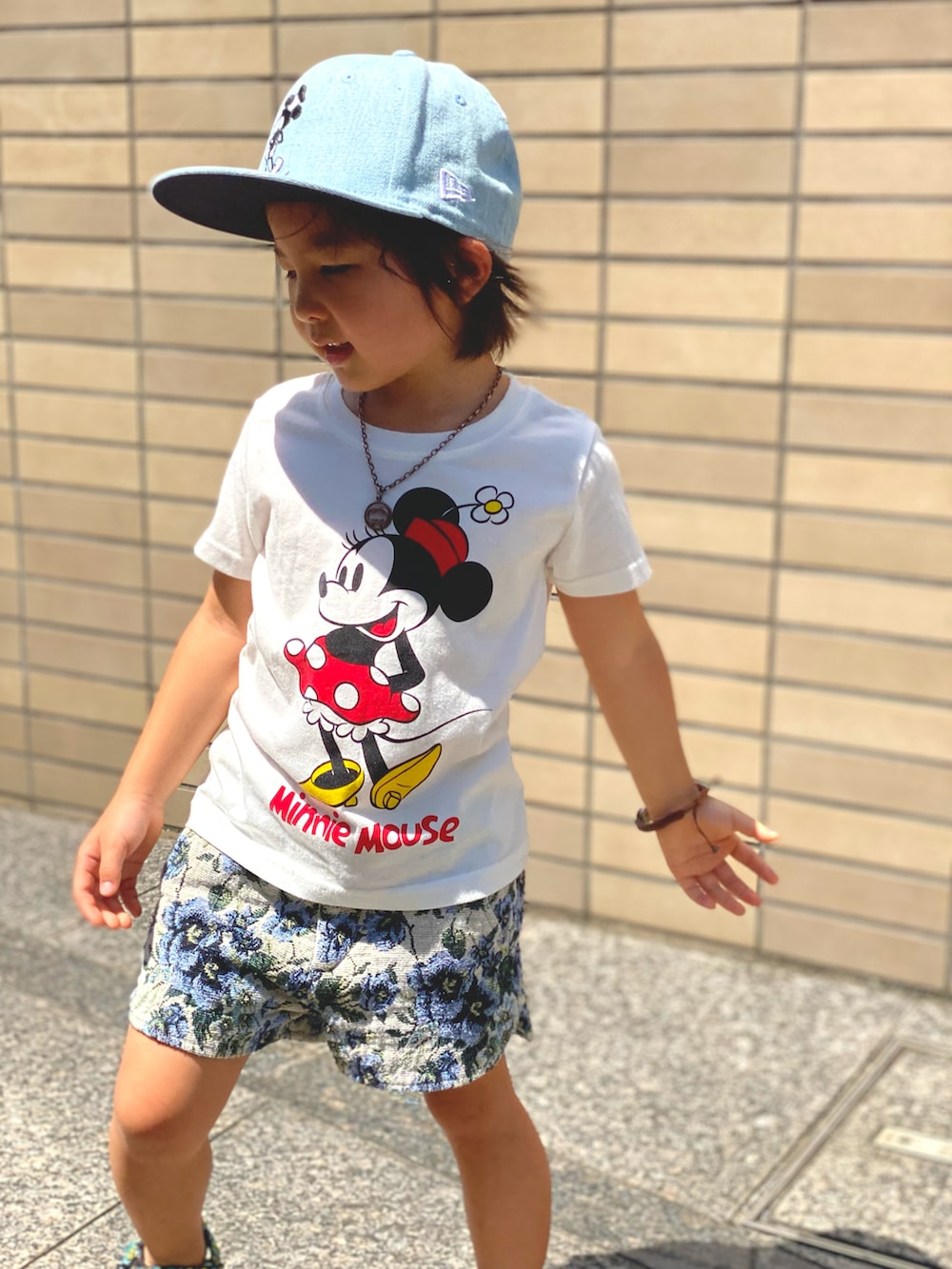 ホワイト系のTシャツ/カットソー、その他のその他パンツ、グリーン系のサンダルを着用したキッズの夏コーディネートの2枚目の写真