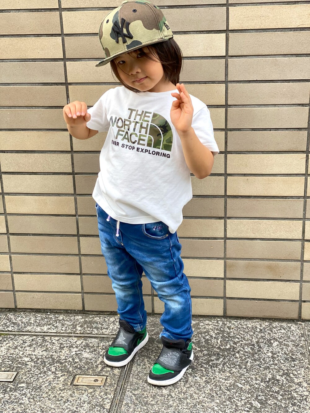 「パタゴニア、レトロX、フリース、デニム、ジョーダン、ニューエラ、キャップ、迷彩、秋冬コーデ、Tシャツ、ノースフェイス」｜「NEW ERAのアイテム（キャップ、その他）」を使った、Rin&Rayさん（キッズ・100cm）の秋コーディネートの5枚目の写真