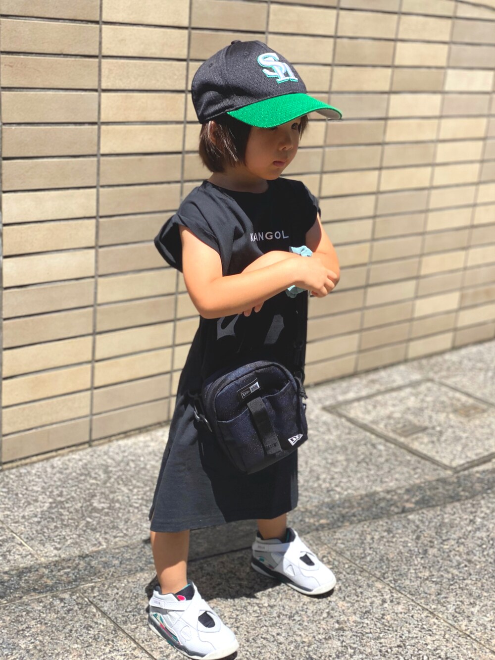 「エアジョーダン、休日コーデ、買い物コーデ、Tシャツワンピ、黒、夏、ニューエラ、ショルダーバッグ、ポーチ、グリーン、カジュアルコーデ、キャップ、真夏のアクティブスタイル、ロゴT」｜「NEW ERAのアイテム（キャップ、グリーン系）」を使った、Rin&Rayさん（キッズ・100cm）の夏コーディネートの4枚目の写真