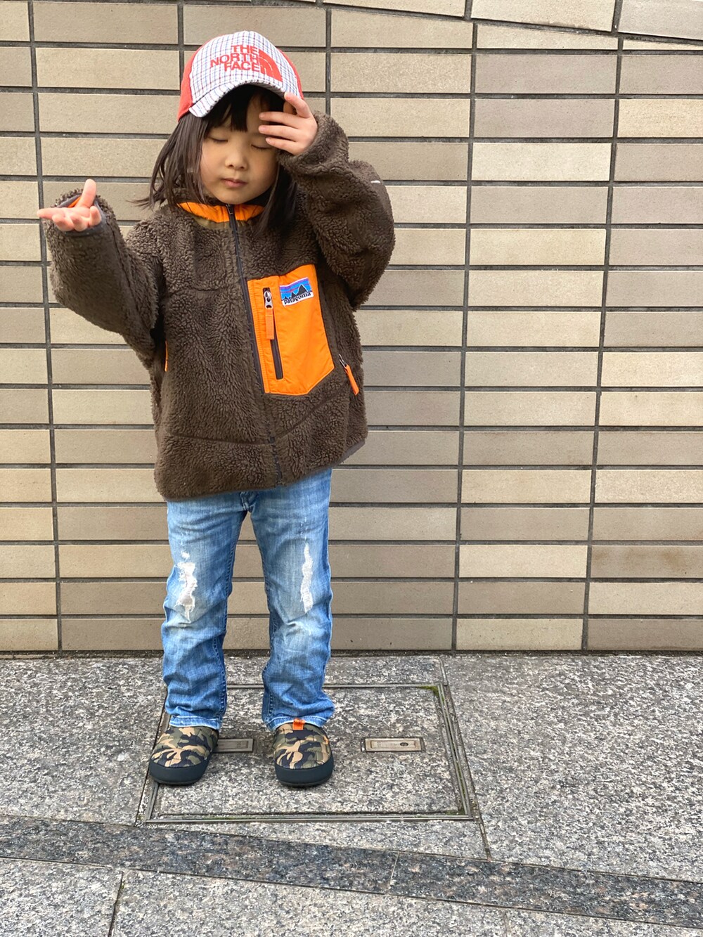 「迷彩、フリース、キャップ、アウトドアスタイル、デニム、スリッポン、THE NORTH FACE、patagonia、Diesel、オレンジ」｜「THE NORTH FACEのアイテム（キャップ、その他）」を使った、Rin&Rayさん（キッズ・100cm）の春コーディネートの2枚目の写真
