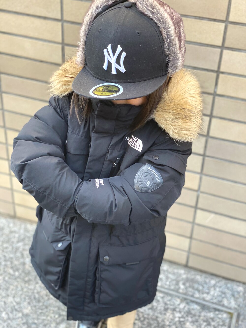 「ダウンジャケット、THE NORTH FACE、McMurdo Parka、キャップ、NEW ERA、ジョーダン、Jordan、Jordan11、ストリート、冬コーデ、マクマードパーカー」｜「NEW ERAのニューエラ キッズ キャップ 耳あて付き 59FIFTY DOG EAR MLB ニューヨークヤンキース NEW ERA KIDS（キャップ、ブラック系）」を使った、Rin&Rayさん（キッズ・100cm）の春コーディネートの3枚目の写真