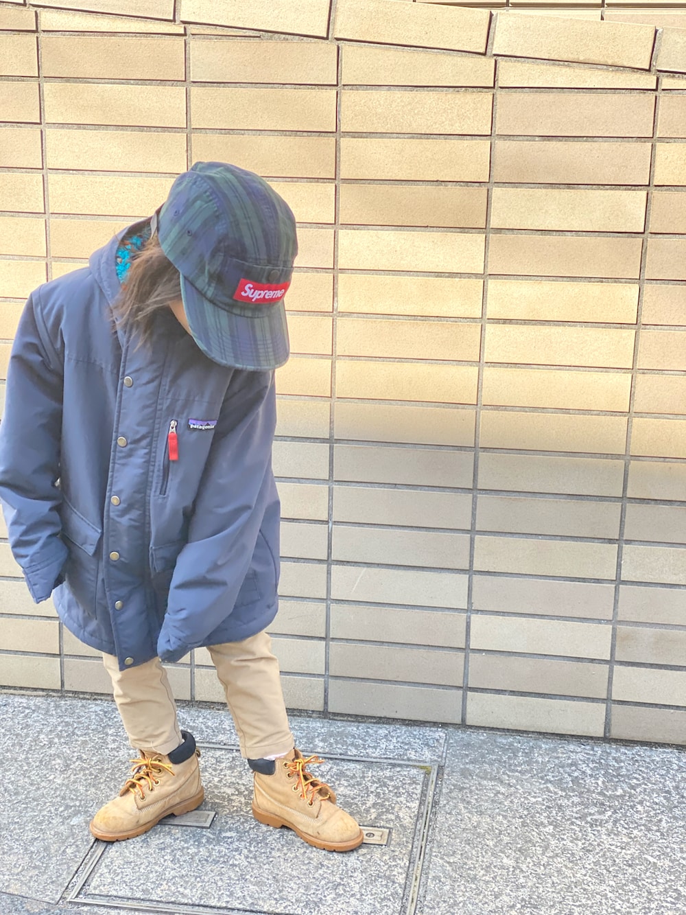 「インファーノジャケット、supreme、patagonia、THE NORTH FACE、キャップ、ストリート、ジャケット、ネイビー、ブーツ、Timberland」｜「Supreme のアイテム（キャップ、グリーン系）」を使った、Rin&Rayさん（キッズ・100cm）の春コーディネートの2枚目の写真