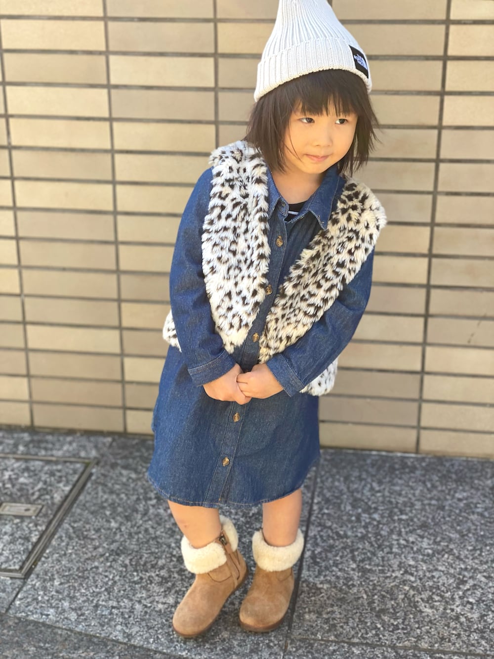 「ひょう柄、ベスト、デニムワンピース、THE NORTH FACE、キャップ、UGG、ブーツ、秋コーデ」｜「THE NORTH FACEのTHE NORTH FACE/ザ・ノース・フェイス/KIDS' CAPPUCHO LID/キッズ カプッチョリッド/HEADWEAR/ﾍｯﾄﾞｳｪｱ/NNJ41710/KIDS' CAPPUCHO LID（ニットキャップ/ビーニー、ベージュ系）」を使った、Rin&Rayさん（キッズ・100cm）の秋コーディネートの4枚目の写真