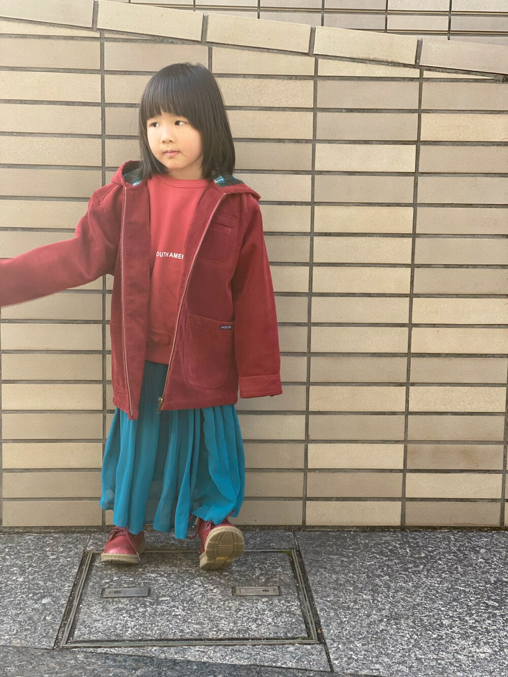 「私の推しブランド、ブーツ、Dr.Martens、MPS、コーデュロイ、レッド、スウェット、coca、ビッグシルエット、古着MIX、古着」｜「EASTBOYのアイテム（ジャケット/アウター、レッド系）」を使った、Rin&Rayさん（キッズ・100cm）の冬コーディネートの2枚目の写真