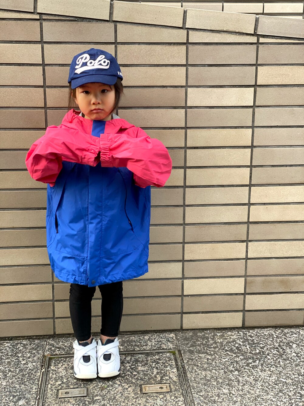 ブラック系のその他パンツ、ピンク系のジャケット/アウター、ホワイト系のスニーカーを着用したキッズの冬コーディネートの4枚目の写真