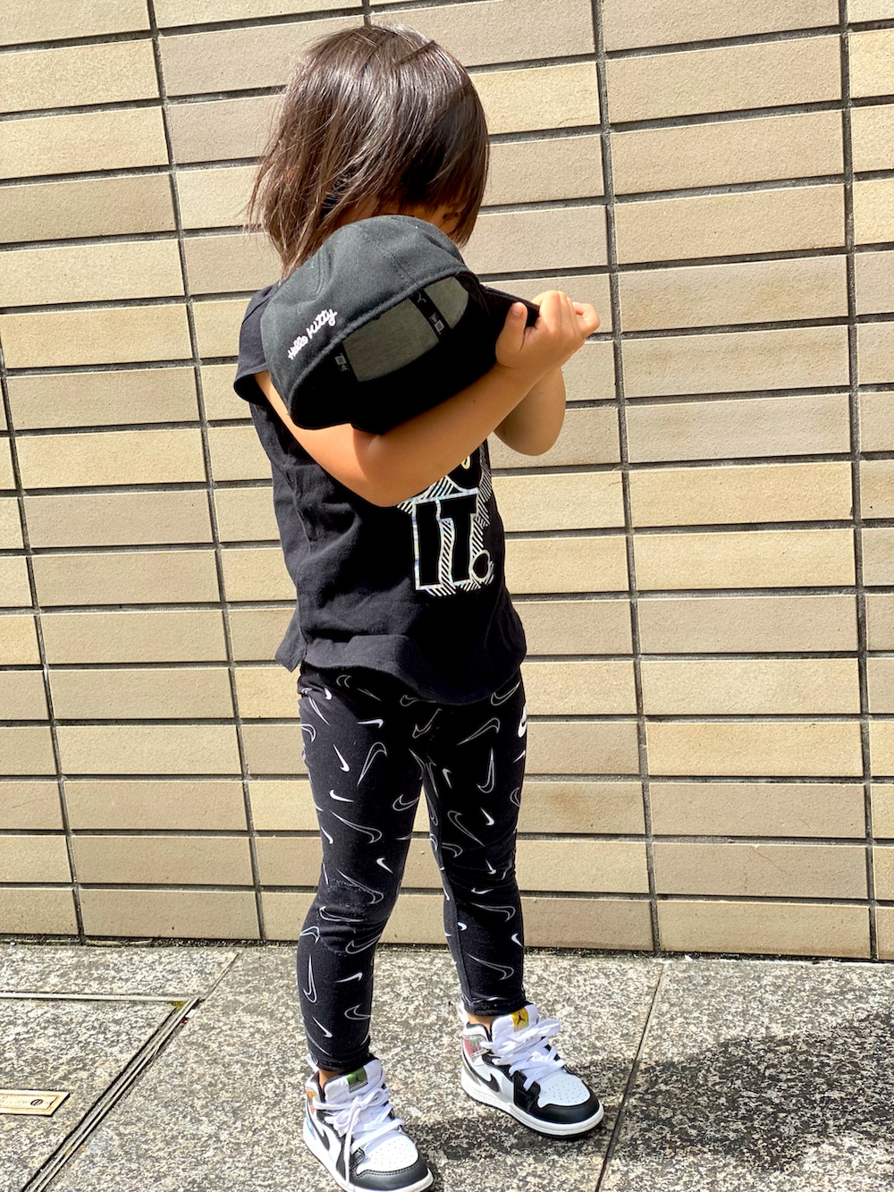 「ナイキ、エアジョーダン、エアジョーダン1、ニューエラ、キティーちゃん、スポーツミックス、Tシャツ、ブラック、モノトーン」｜「NEW ERAのアイテム（キャップ、ブラック系）」を使った、Rin&Rayさん（キッズ・100cm）の秋コーディネートの2枚目の写真