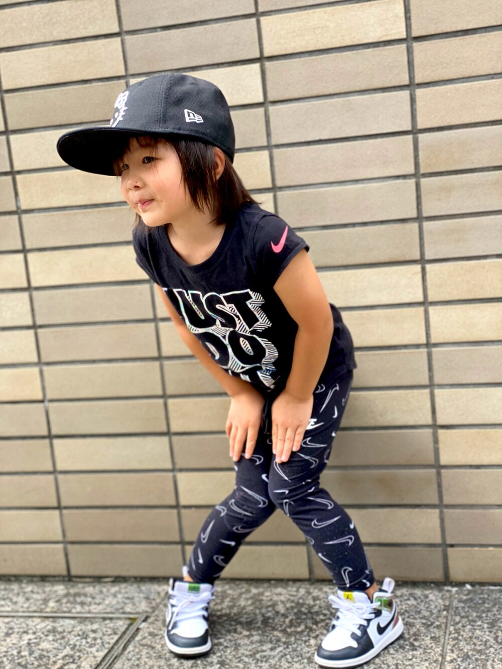 「ナイキ、エアジョーダン、エアジョーダン1、ニューエラ、キティーちゃん、スポーツミックス、Tシャツ、ブラック、モノトーン」｜「NEW ERAのアイテム（キャップ、ブラック系）」を使った、Rin&Rayさん（キッズ・100cm）の秋コーディネートの5枚目の写真