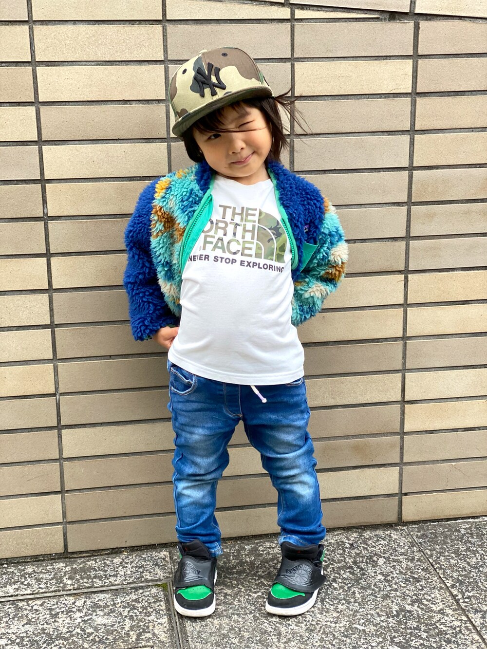 「パタゴニア、レトロX、フリース、デニム、ジョーダン、ニューエラ、キャップ、迷彩、秋冬コーデ、Tシャツ、ノースフェイス」｜「NEW ERAのアイテム（キャップ、その他）」を使った、Rin&Rayさん（キッズ・100cm）の秋コーディネートの4枚目の写真