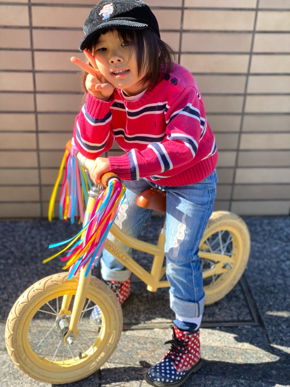 レッド系のニット/セーター、ブルー系のデニムパンツ、その他のブーツを着用したキッズの冬コーディネートの5枚目の写真