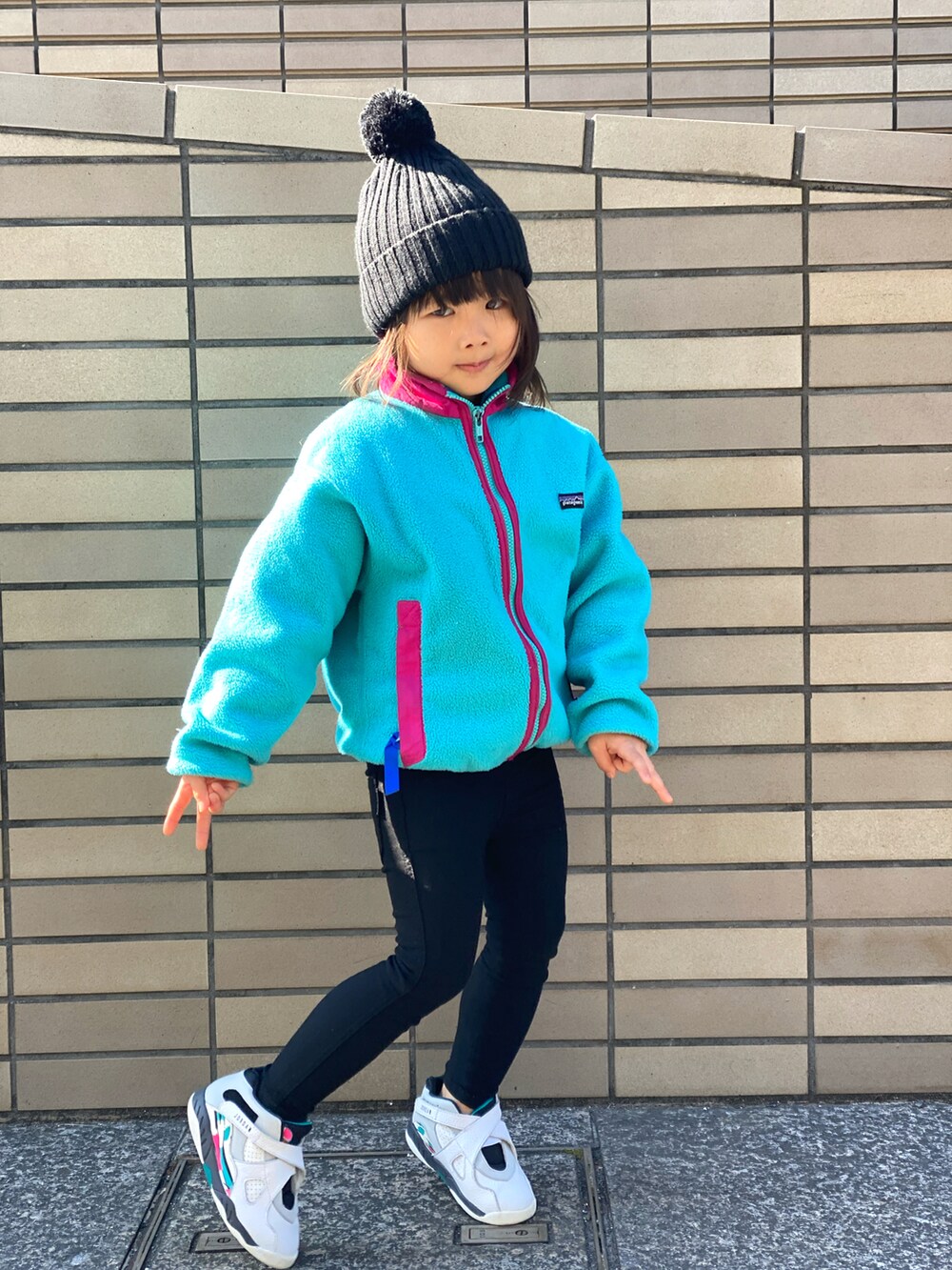 「古着MIX、キッズファッション、女の子、patagonia、フリース、青、スニーカー、ニット帽、ボンボンニット帽、Branshes、シンプルコーデ、古着」｜「patagoniaのアイテム（その他アウター、ブルー系）」を使った、Rin&Rayさん（キッズ・100cm）の冬コーディネートの2枚目の写真