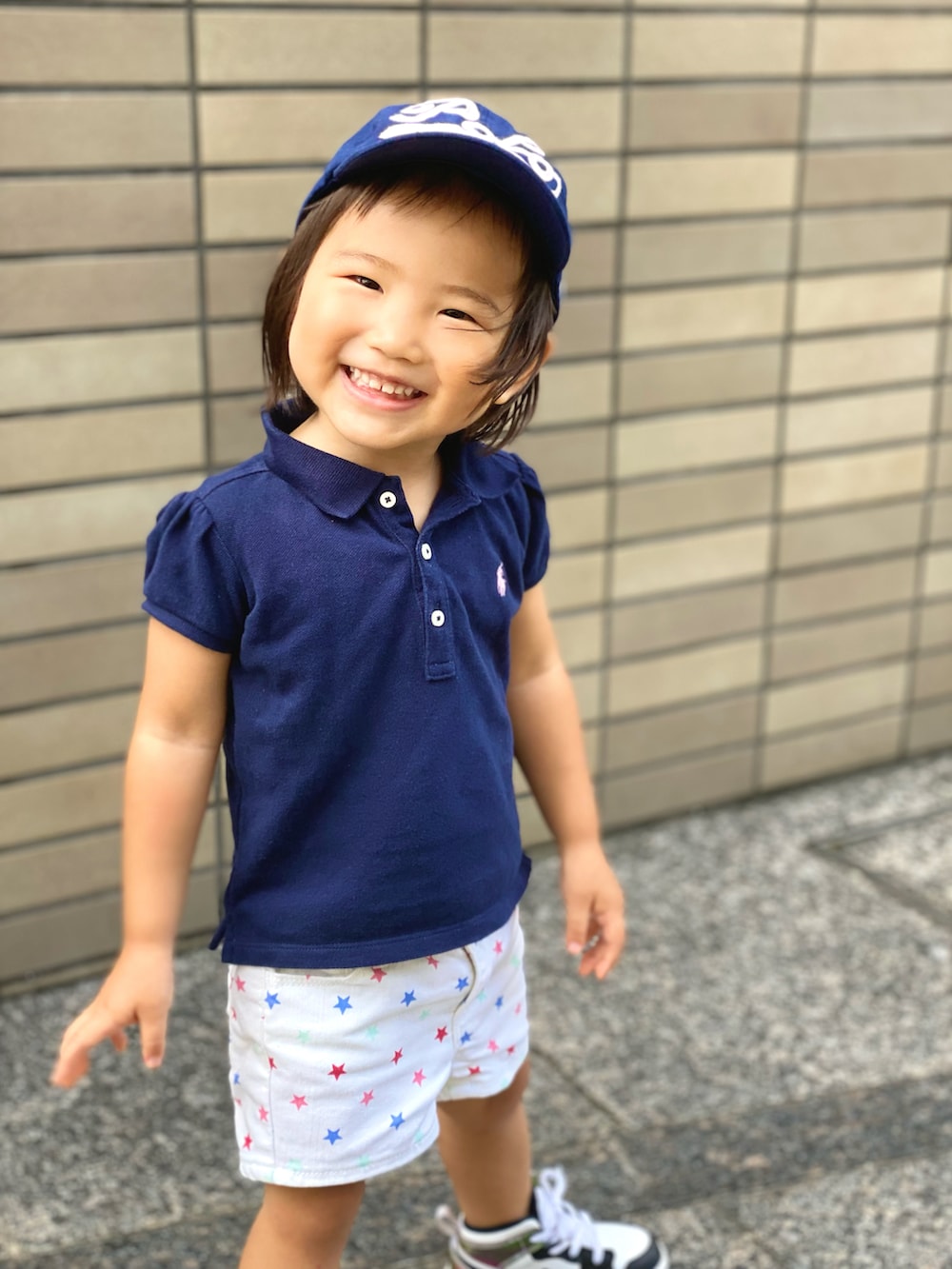 「ポロシャツ、休日スタイル、エアジョーダン1、ポロラルフローレン、ネイビー、ショートパンツ、キャップ、キッズファッション」｜「POLO RALPH LAURENのアイテム（キャップ、ブルー系）」を使った、Rin&Rayさん（キッズ・100cm）の夏コーディネートの5枚目の写真