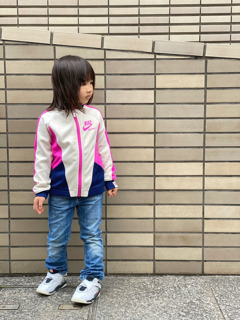 その他のジャージ、ブルー系のデニムパンツ、ホワイト系のスニーカーを着用したキッズの春コーディネートの3枚目の写真