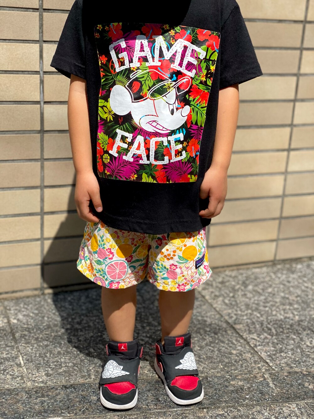 ブラック系のTシャツ/カットソー、その他のその他パンツ、レッド系のスニーカーを着用したキッズの夏コーディネートの3枚目の写真