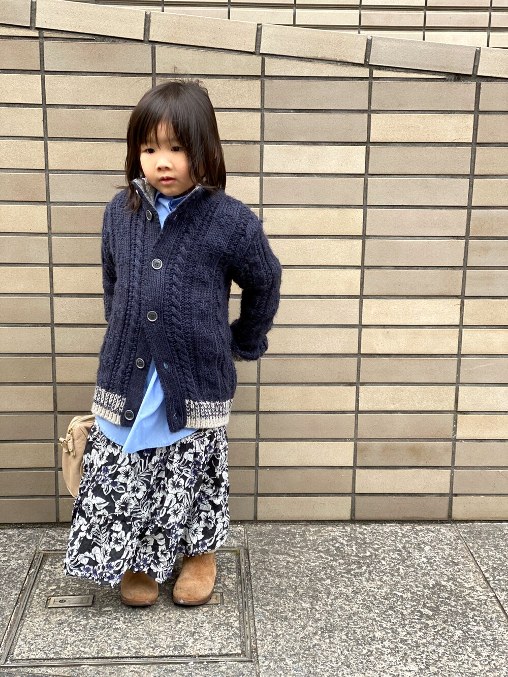 ブルー系のシャツ/ブラウス、ブルー系のカーディガン/ボレロ、ブラック系のスカートを着用したキッズの春コーディネートの3枚目の写真