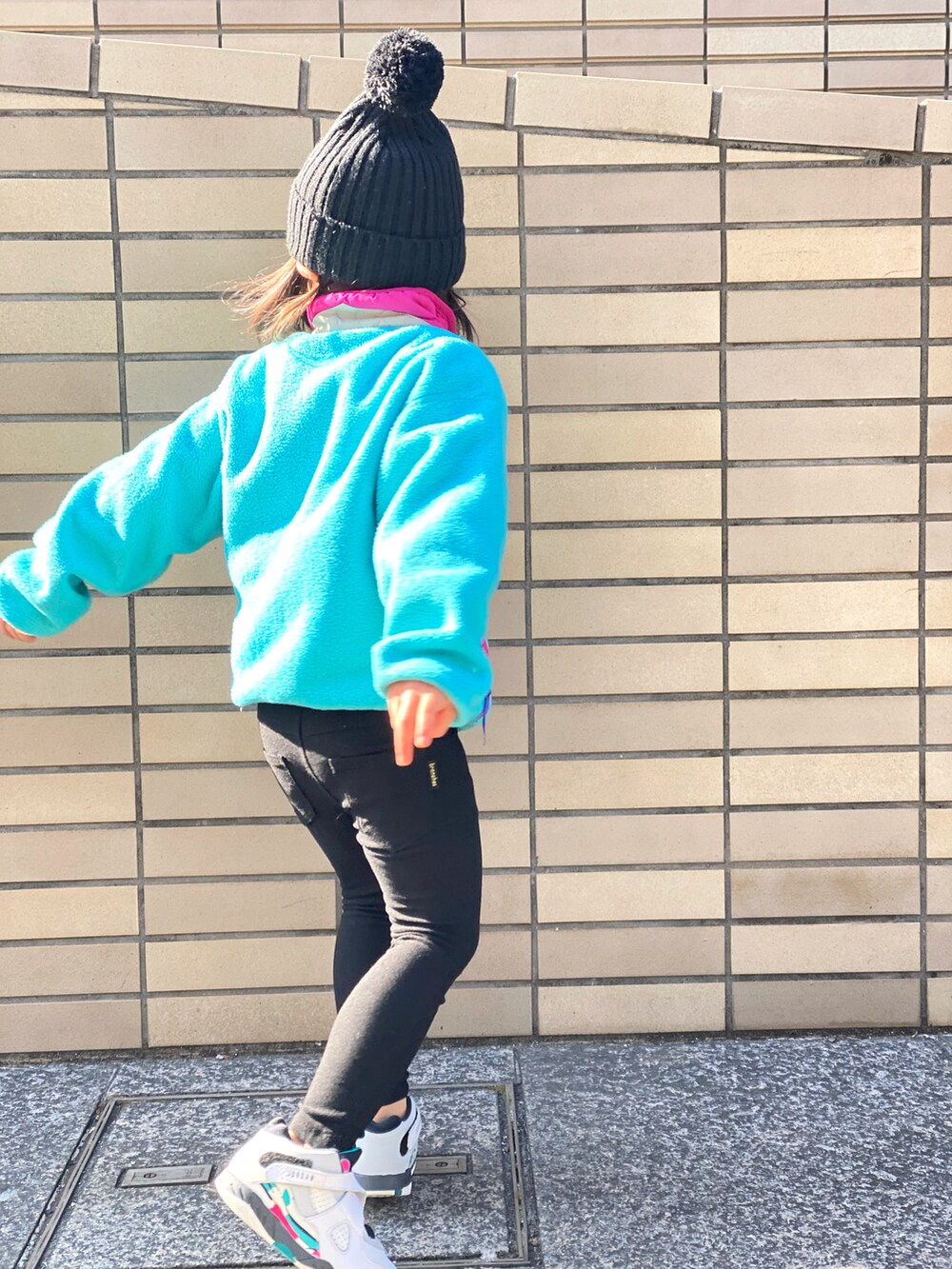 「古着MIX、キッズファッション、女の子、patagonia、フリース、青、スニーカー、ニット帽、ボンボンニット帽、Branshes、シンプルコーデ、古着」｜「patagoniaのアイテム（その他アウター、ブルー系）」を使った、Rin&Rayさん（キッズ・100cm）の冬コーディネートの3枚目の写真