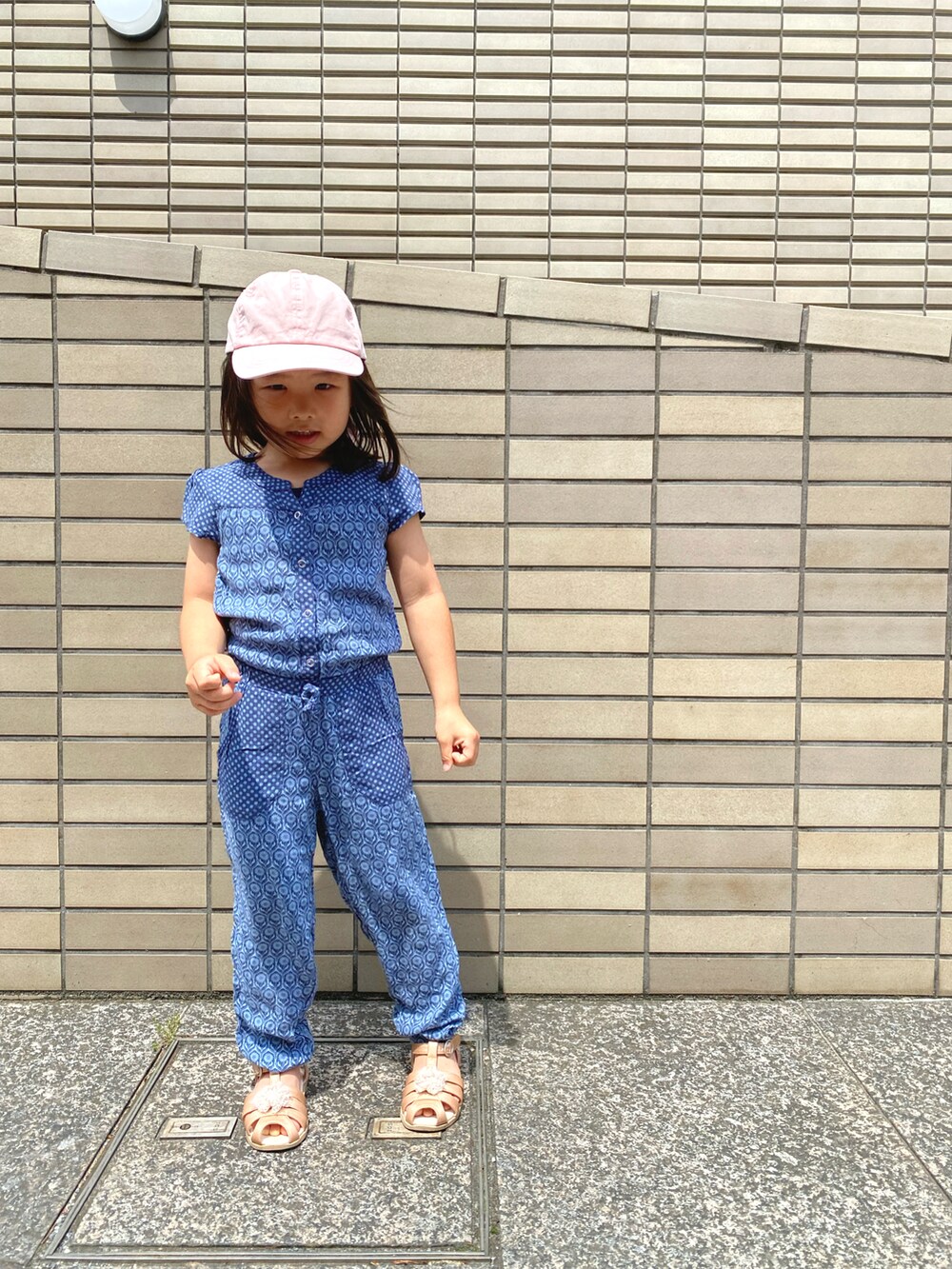 「夏コーデ、お散歩コーデ、休日スタイル、サロペット、サンダル、キャップ、ピンク、ブルー」｜「L.O.G.Gのアイテム（サロペット/オーバーオール、ブルー系）」を使った、Rin&Rayさん（キッズ・100cm）の夏コーディネートの2枚目の写真