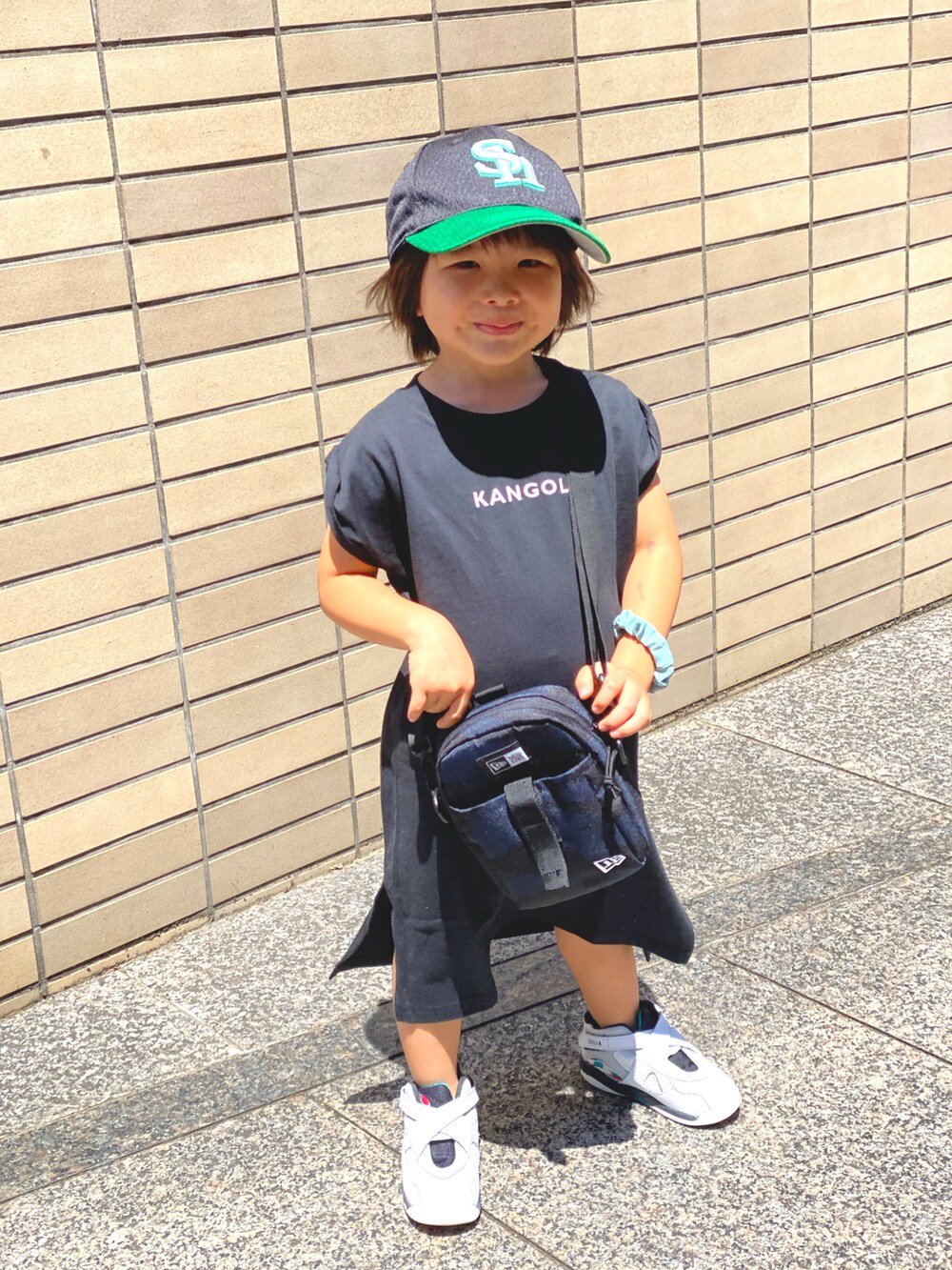 「エアジョーダン、休日コーデ、買い物コーデ、Tシャツワンピ、黒、夏、ニューエラ、ショルダーバッグ、ポーチ、グリーン、カジュアルコーデ、キャップ、真夏のアクティブスタイル、ロゴT」｜「NEW ERAのアイテム（キャップ、グリーン系）」を使った、Rin&Rayさん（キッズ・100cm）の夏コーディネートの5枚目の写真