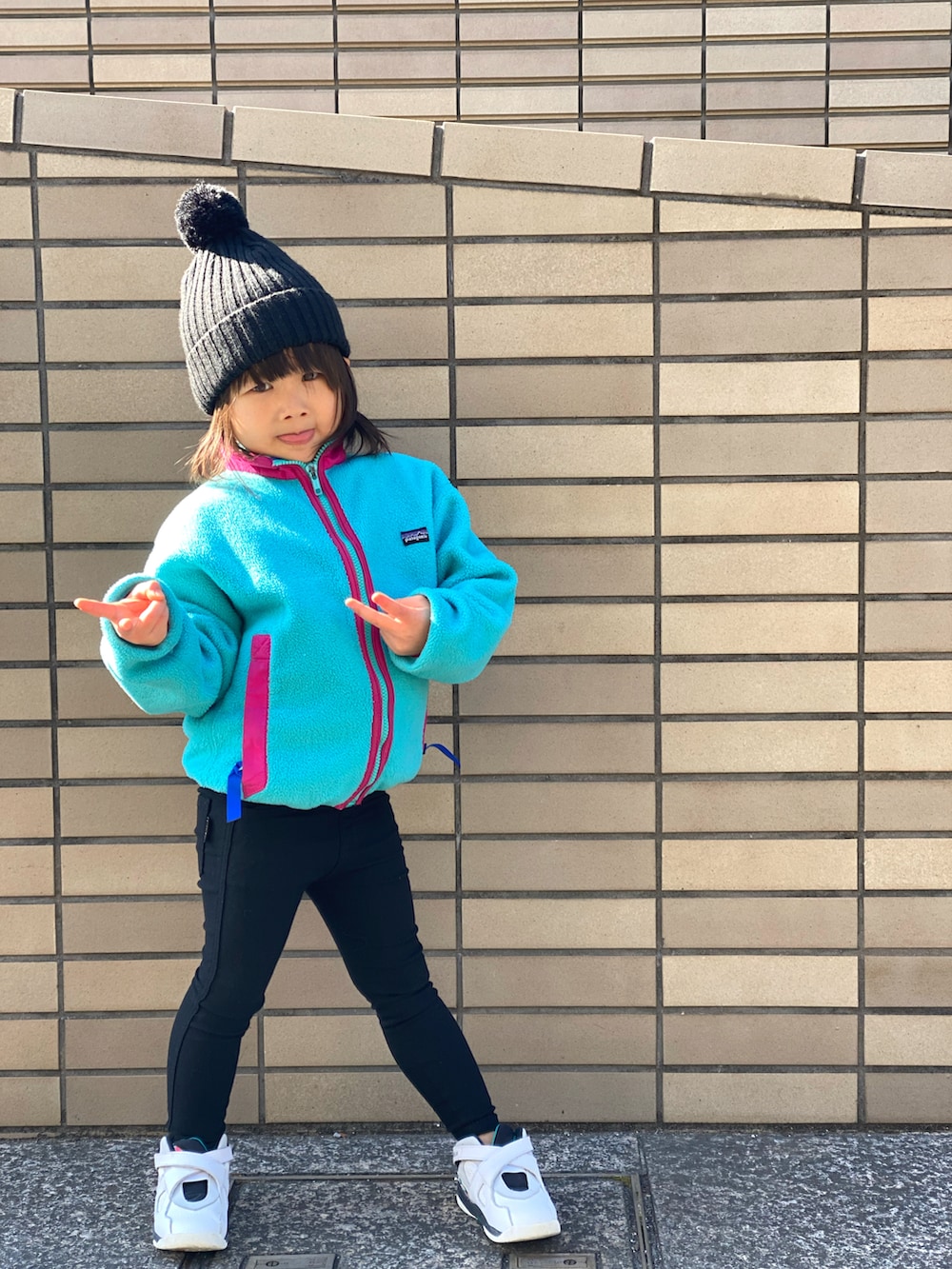 「古着MIX、キッズファッション、女の子、patagonia、フリース、青、スニーカー、ニット帽、ボンボンニット帽、Branshes、シンプルコーデ、古着」｜「patagoniaのアイテム（その他アウター、ブルー系）」を使った、Rin&Rayさん（キッズ・100cm）の冬コーディネートの5枚目の写真