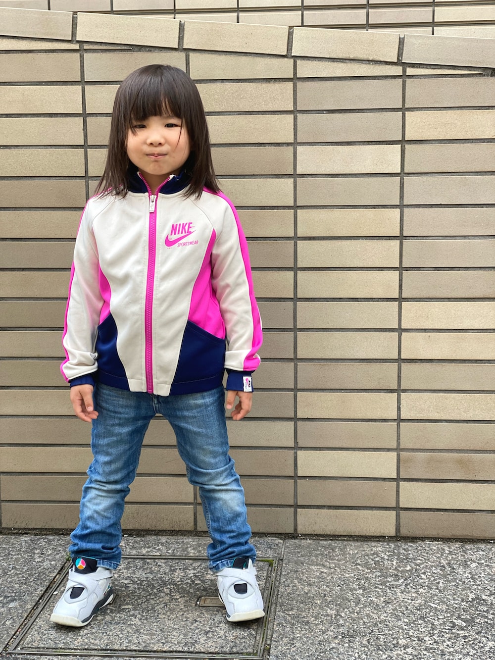 その他のジャージ、ブルー系のデニムパンツ、ホワイト系のスニーカーを着用したキッズの春コーディネートの5枚目の写真