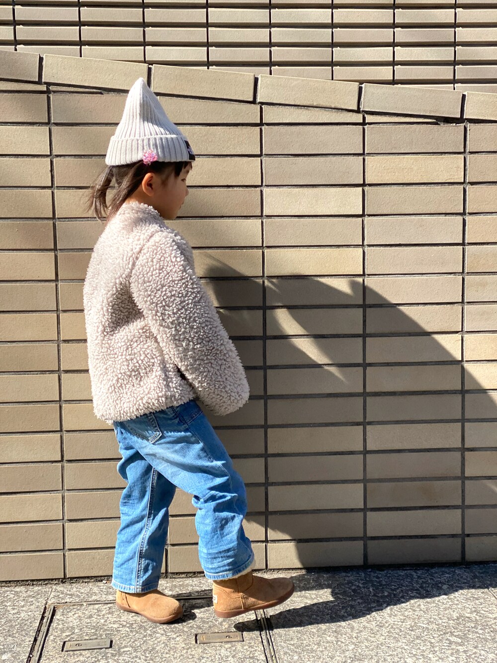 「キッズコーデ、古着MIX、古着、patagonia、THE NORTH FACE、フリース、レトロX、ニットキャップ、サロペット、カバーオール、ツインテール、ほめられ本命コーデ」｜「THE NORTH FACEのTHE NORTH FACE/ザ・ノース・フェイス/KIDS' CAPPUCHO LID/キッズ カプッチョリッド/HEADWEAR/ﾍｯﾄﾞｳｪｱ/NNJ41710/KIDS' CAPPUCHO LID（ニットキャップ/ビーニー、ベージュ系）」を使った、Rin&Rayさん（キッズ・100cm）の冬コーディネートの2枚目の写真
