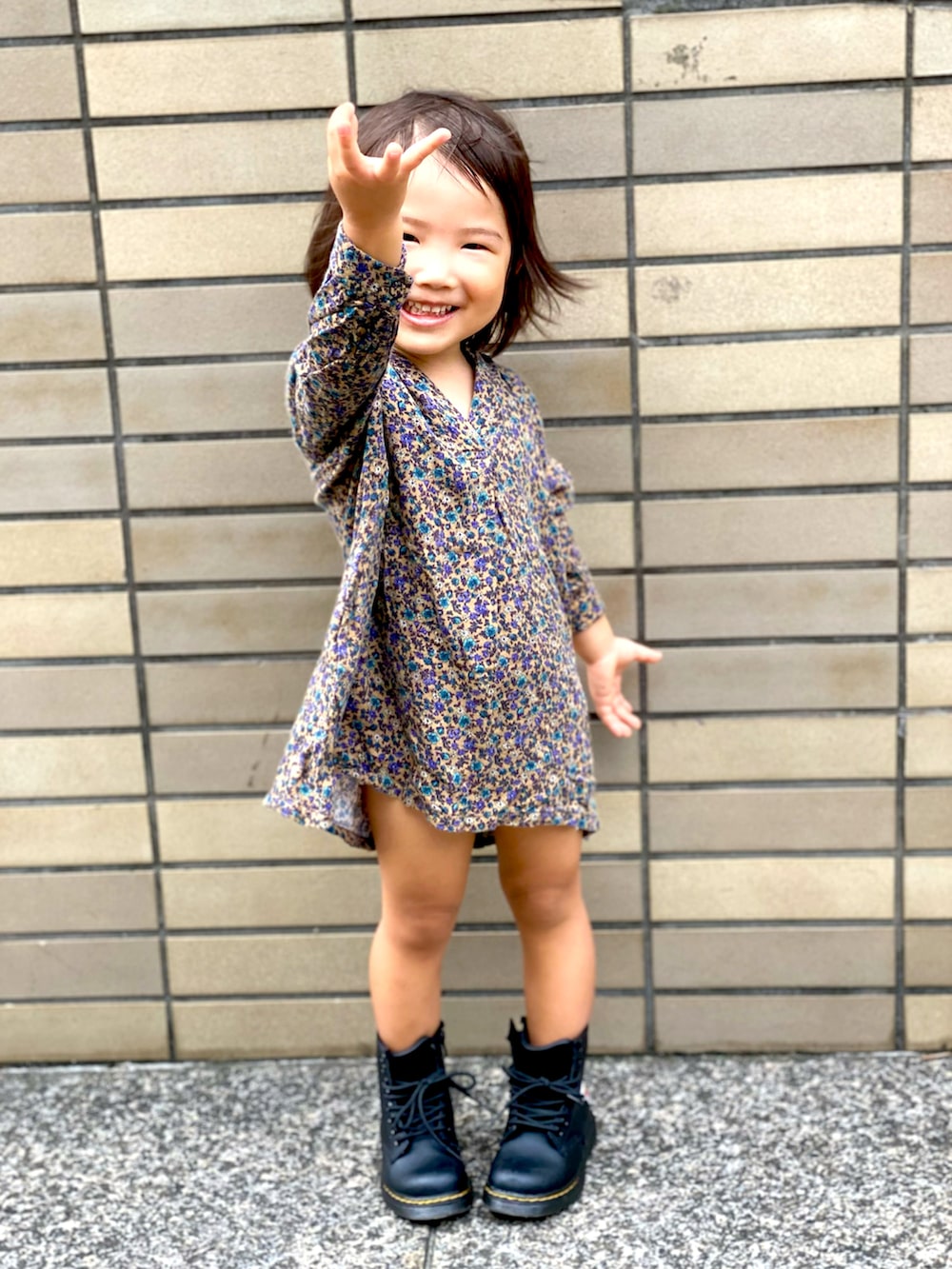 「ワンピース、長袖ワンピース、ブーツ、ドクターマーチン、アースミュージックアンドエコロジー(earth music&ecology)、アースミュージック＆エコロジー、秋コーデ、キティーちゃん」｜「Dr. Martensのアイテム（ブーツ、ブラック系）」を使った、Rin&Rayさん（キッズ・100cm）の秋コーディネートの4枚目の写真