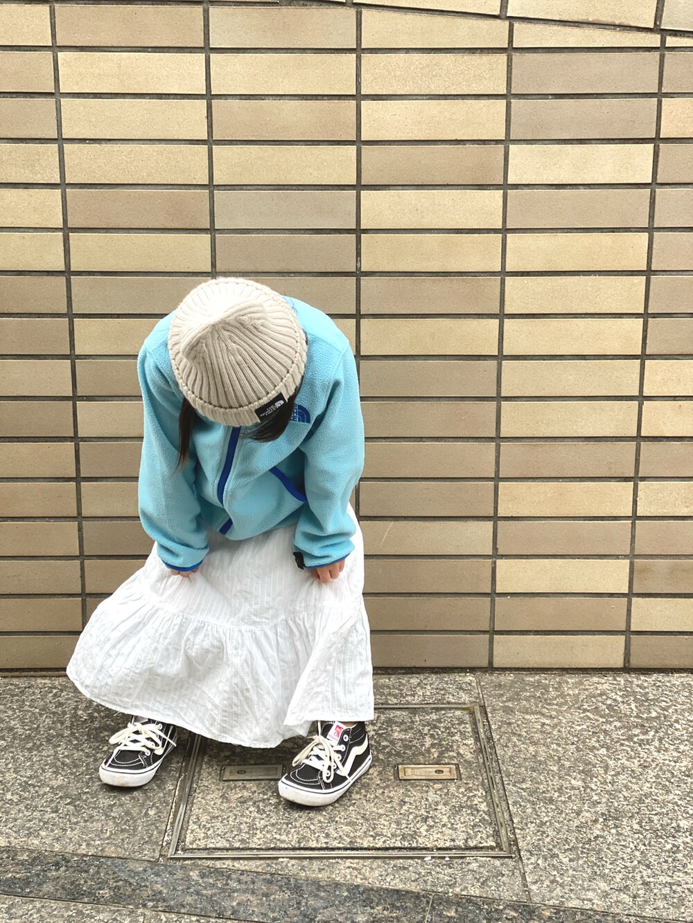 「春服デビュー宣言、フリース、水色、白スニーカー、スニーカー、スカート、キャップ、THE NORTH FACE、GU、プチフラ、ニットキャップ、春コーデ、春色」｜「THE NORTH FACEのTHE NORTH FACE/ザ・ノース・フェイス/KIDS' CAPPUCHO LID/キッズ カプッチョリッド/HEADWEAR/ﾍｯﾄﾞｳｪｱ/NNJ41710/KIDS' CAPPUCHO LID（ニットキャップ/ビーニー、ベージュ系）」を使った、Rin&Rayさん（キッズ・100cm）の春コーディネートの4枚目の写真