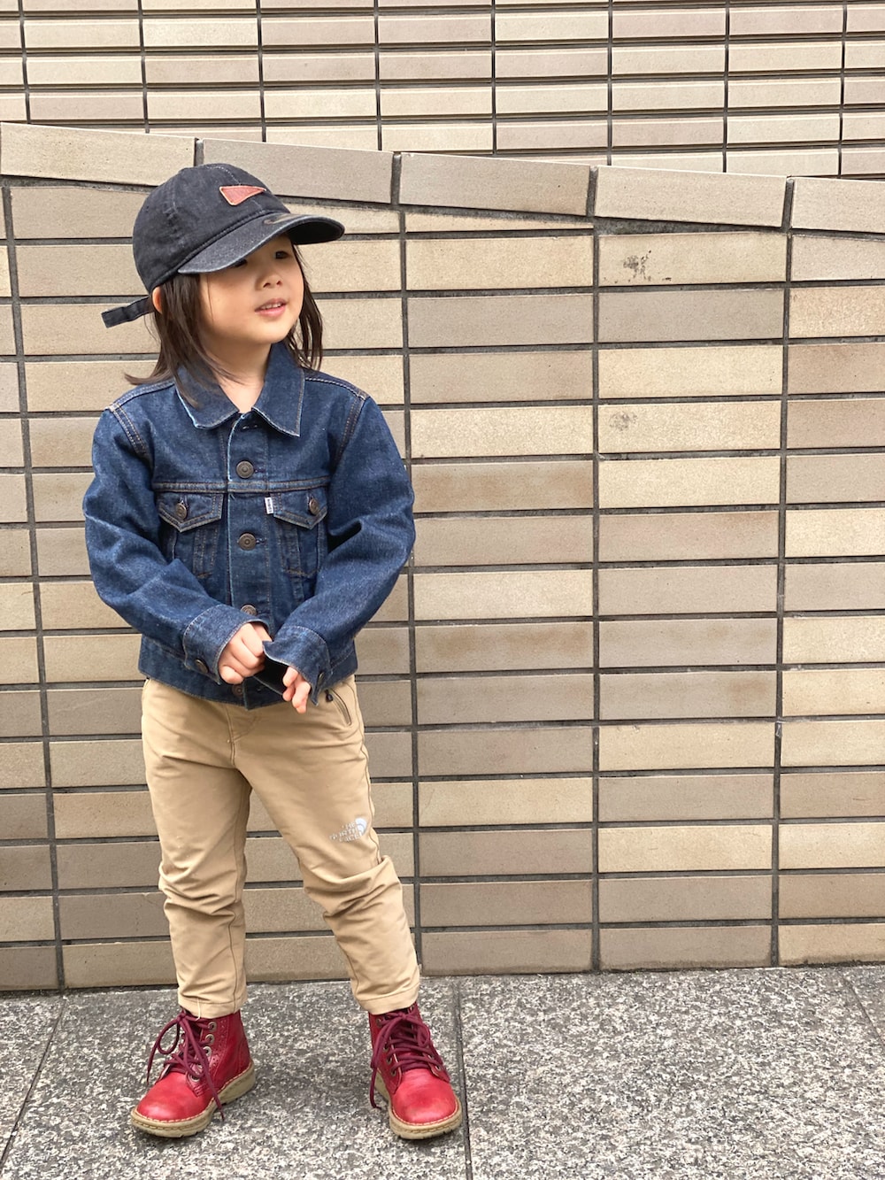 「デニムジャケット、Gジャン、キャップ、ブーツ、NEW ERA、Dr.Martens、EDWIN、THE NORTH FACE、春服デビュー宣言」|「NEW ERAのアイテム(キャップ、ブラック系)」を使った、Rin&Rayさん(キッズ・100cm)の春コーディネートの2枚目の写真