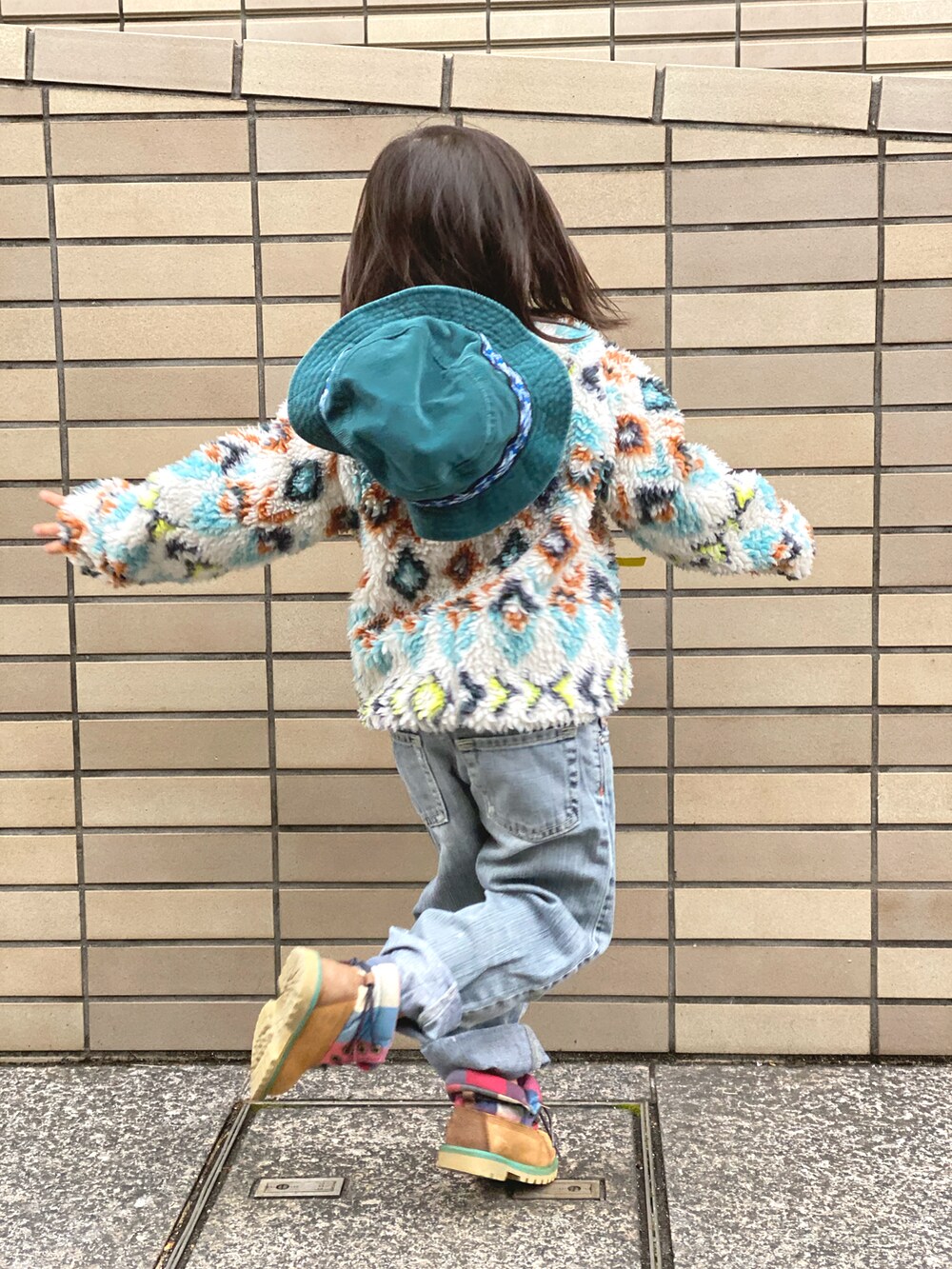 「Timberland、ブーツ、XLARGE、patagonia、レトロX、もこもこ、フリース、コーデュロイ、ストリート、ハット、2000年代、モコモコアウター、アウトドアスタイル、古着MIX、ワイドパンツ」｜「DIESELのアイテム（デニムパンツ、ブルー系）」を使った、Rin&Rayさん（キッズ・100cm）の冬コーディネートの4枚目の写真